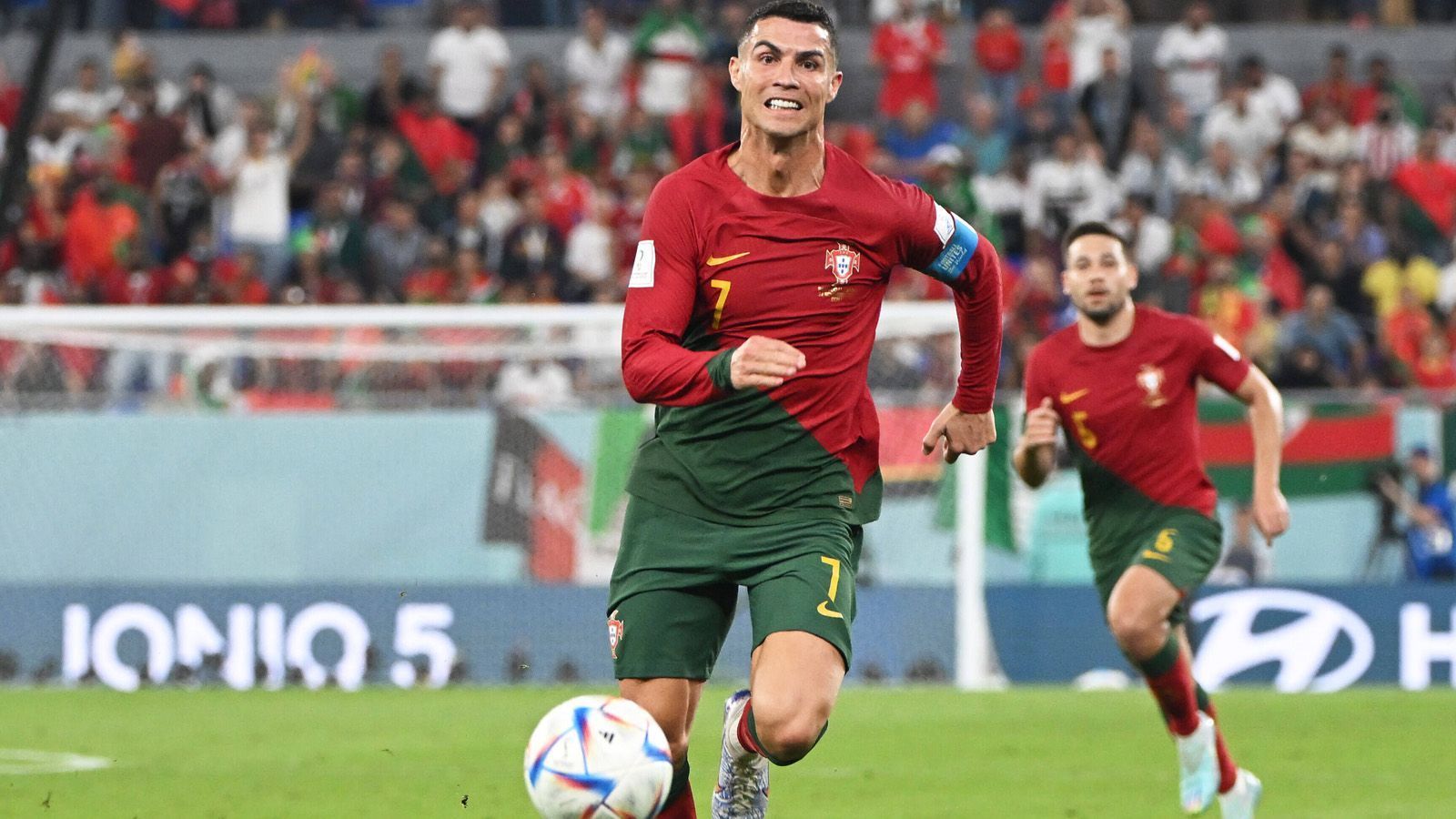 
                <strong>Agile Halbzeit</strong><br>
                Portugal dominierte Ghana in der ersten Hälfte, blieb aber zu selten zwingend. Gefährlich wurde es, wenn es über Ronaldo lief, der viel in Bewegung war, aber glücklos blieb. Chancen blieben Mangelware, auch weil Ronaldo und Co. kaum effektive Mittel gegen extrem defensiv eingestellte Ghanaer fanden. "Ich finde ihn unfassbar agil. Das hätte ich so nicht erwartet, ehrlich gesagt", sagte ZDF-Experte Christoph Kramer über Ronaldos erste Halbzeit. Tatsächlich ließ sich Ronaldo die Probleme der vergangenen Wochen nicht anmerken.
              