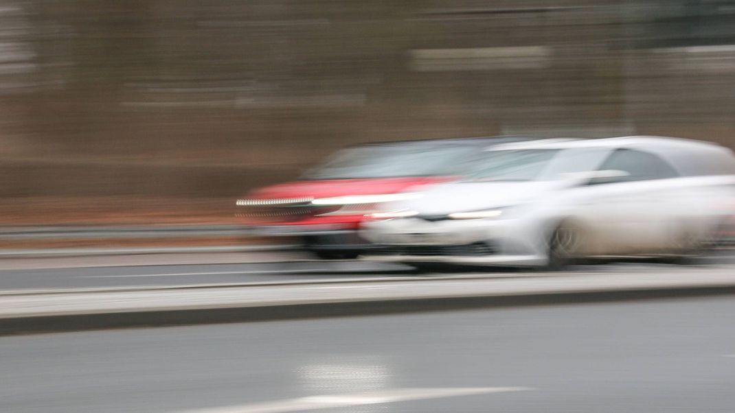 Die Polizei ermittelt, ob es kurz vor dem Unfall ein illegales Autorennen gab. (Symbolbild)