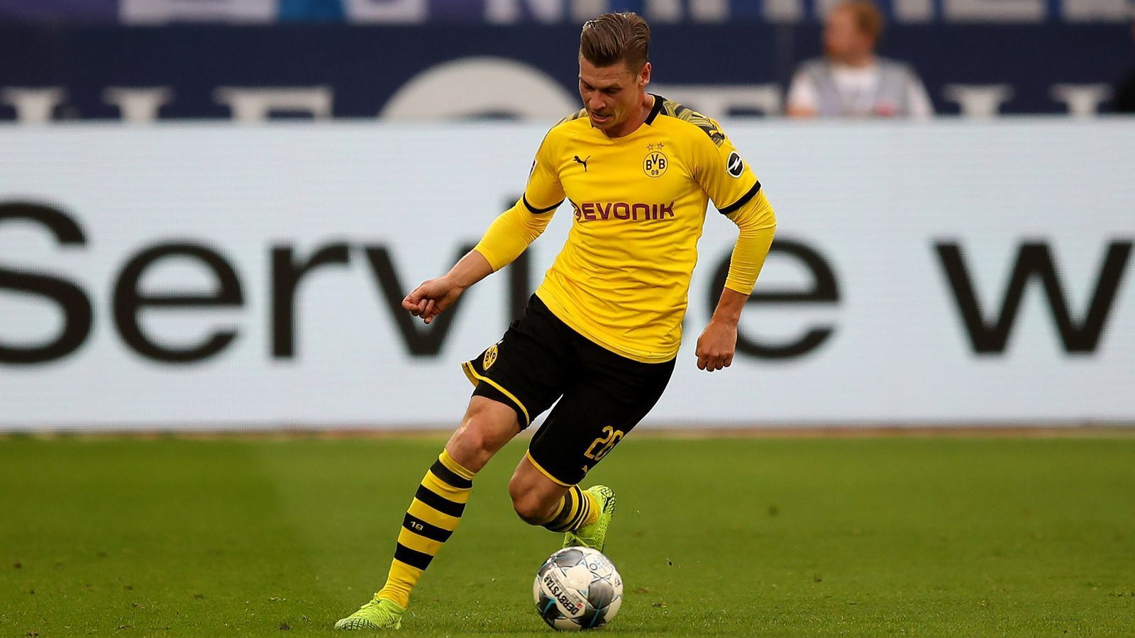 
                <strong>Lukasz Piszczek (Borussia Dortmund)</strong><br>
                Defensiv auf der rechten Seite in den meisten Situationen verlässlich und engagiert. Dafür bei seinen seltenen Vorstößen zu ungefährlich. ran.de-Note: 3
              