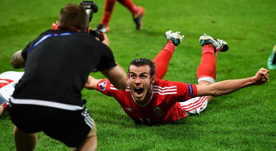 
                <strong>Wales feiert Halbfinal-Einzug</strong><br>
                Wales feiert Halbfinal-Einzug: Als kleiner Außenseiter waren sie in das Turnier gestartet, am Schluss werden sie nicht nur von ihren eigenen Fans gefeiert - die Waliser sind eine der größten Überraschungen des Turniers. Mit Superstar Gareth Bale kämpft sich Wales bei seiner ersten Europameisterschaft bis ins Halbfinale durch. Selbst Top-Favorit Belgien kann das Team im Viertelfinale nicht stoppen. Erst Portugal beendet im Halbfinale den Höhenflug des kleinen Landes von der Insel, Grund zum Feiern haben die Waliser dennoch allemal. 
              