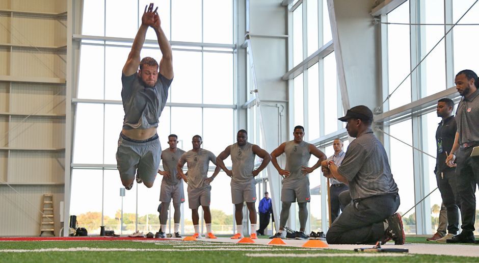 
                <strong>MoBo10</strong><br>
                Seine physische Stärken hat er schon bei seinem Combine 2016 unter Beweis gestellt. 
              