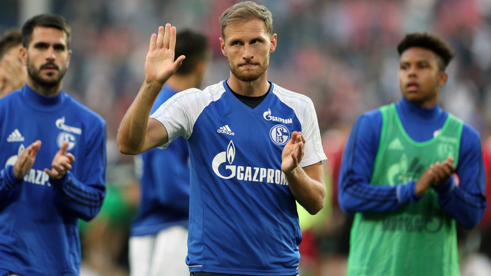 
                <strong>Benedikt Höwedes (FC Schalke 04)</strong><br>
                Der Weltmeister von 2014 spielt in Gelsenkirchen keine Rolle mehr, darf nicht einmal mit der Mannschaft trainieren. Der 30 Jahre alte Innenverteidiger war zuletzt an den italienischen Meister Juventus Turin ausgeliehen, kam aufgrund von Verletzungsproblemen nur auf drei Einsätze, weshalb die Kaufoption nicht gezogen wurde. 
              