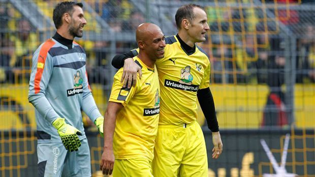 
                <strong>80.000 Fans verabschieden Dede</strong><br>
                Fußball gespielt wird dann auch noch: Am Ende gewinnt die Weltauswahl mit 13:10 gegen "Dedes Traumelf". Zum Jubeln gibt es für Fans und Spieler also genug.
              