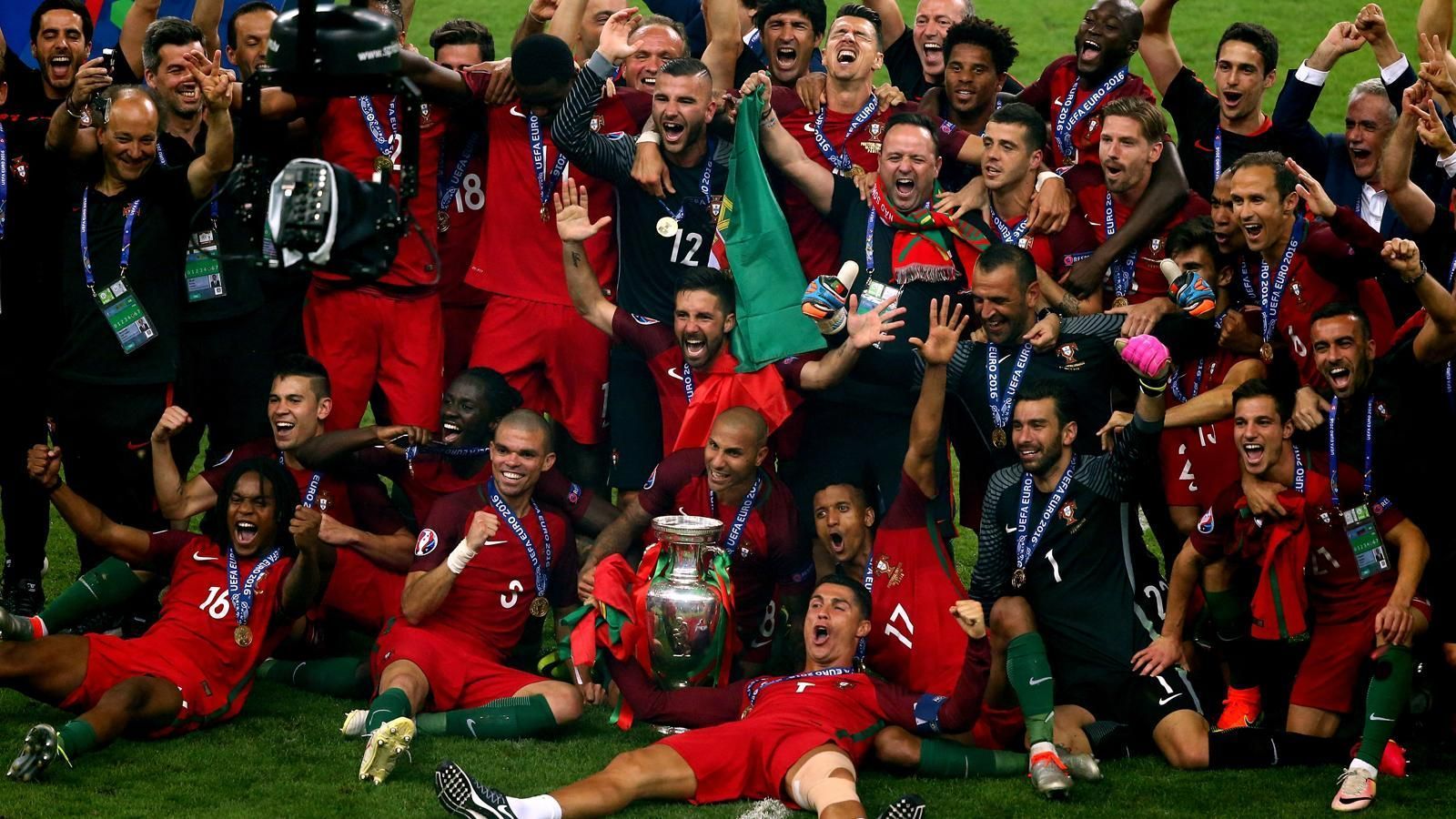 
                <strong>Platz 7: Portugal (zwei Final-Teilnahmen)</strong><br>
                Im EM-Finale: 2004, 2016EM-Titel: 1 (2016)Beste WM-Platzierung: 4. Platz (2006)Die Quote von Portugal mit zwei von elf möglichen Endspiel-Teilnahmen ist höher, als die von Uruguay und Chile. Die Südamerikaner hatten jeweils 13 Chancen in ein Finale einzuziehen.
              