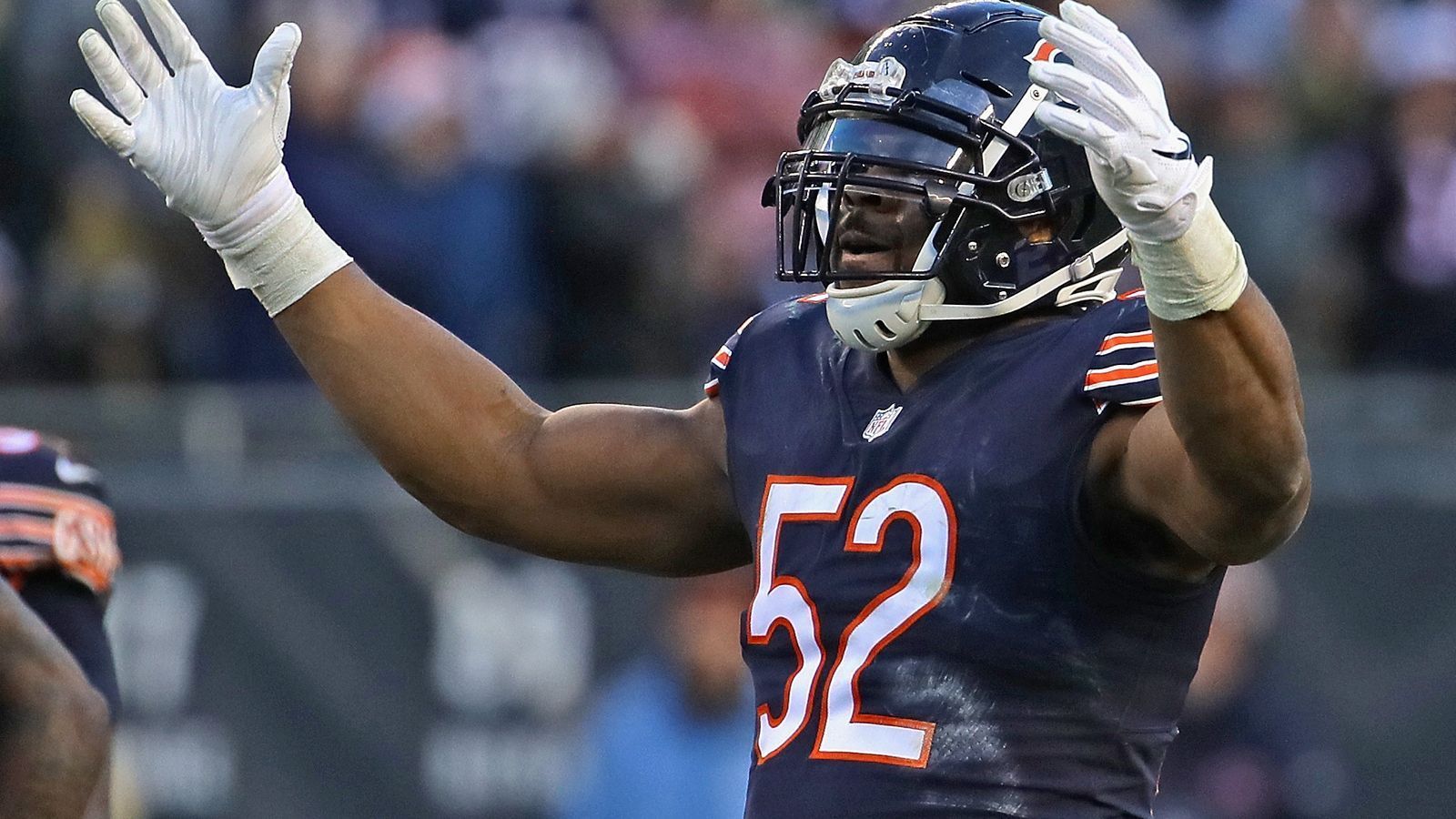 
                <strong>8. Khalil Mack (Edge Linebacker, Chicago Bears), PFF Grade 90,7</strong><br>
                Der Wechsel von den Raiders zu den Bears tat Khalil Macks starken Leistungen keinen Abbruch: Ein Overall Rating von 90,7 bei PFF ist noch immer einer der Top-Werte der NFL. Kein anderer Edge Defender ist besser. Und auch die absoluten Zahlen sprechen für Mack: 12,5 Sacks 2018 waren sein bester Wert seit 2015 – dazu sechs Forced Fumbles, persönlicher Bestwert.
              