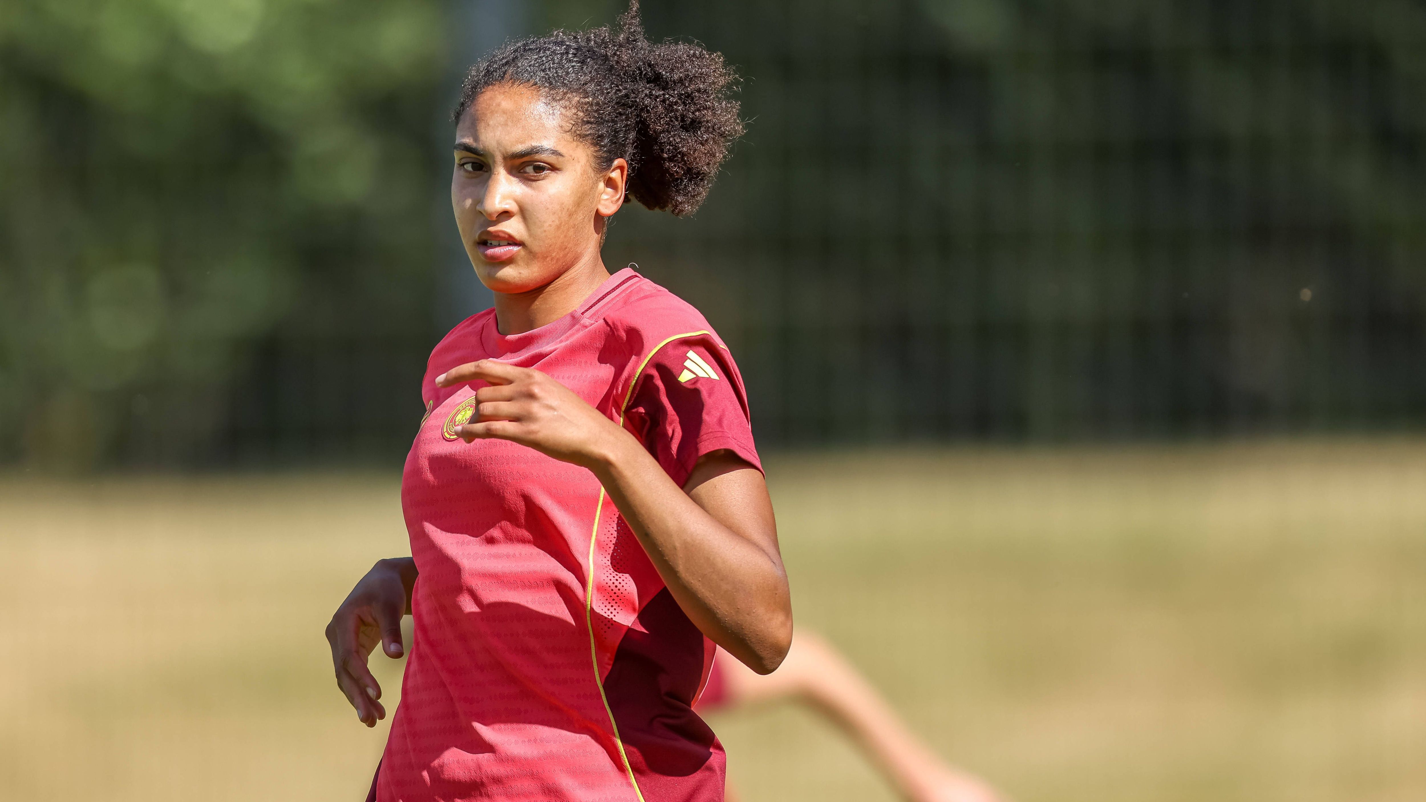 <strong>Cora Zicai</strong><br>Position: Angriff<br>Verein: SC Freiburg<br>Länderspiele: 3