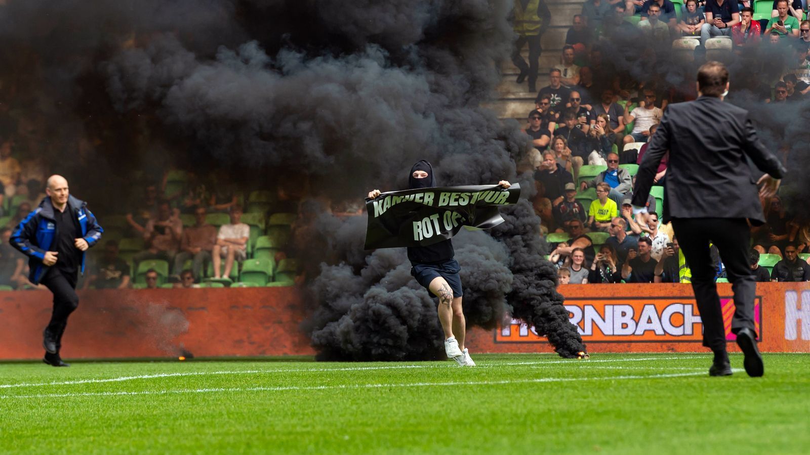 
                <strong>Frühe Spielunterbrechung</strong><br>
                Bereits nach gut fünf Minuten kam es wegen des Einsatzes von Pyrotechnik und Rauchbomben zu einer ersten Spielunterbrechung in Groningen.
              