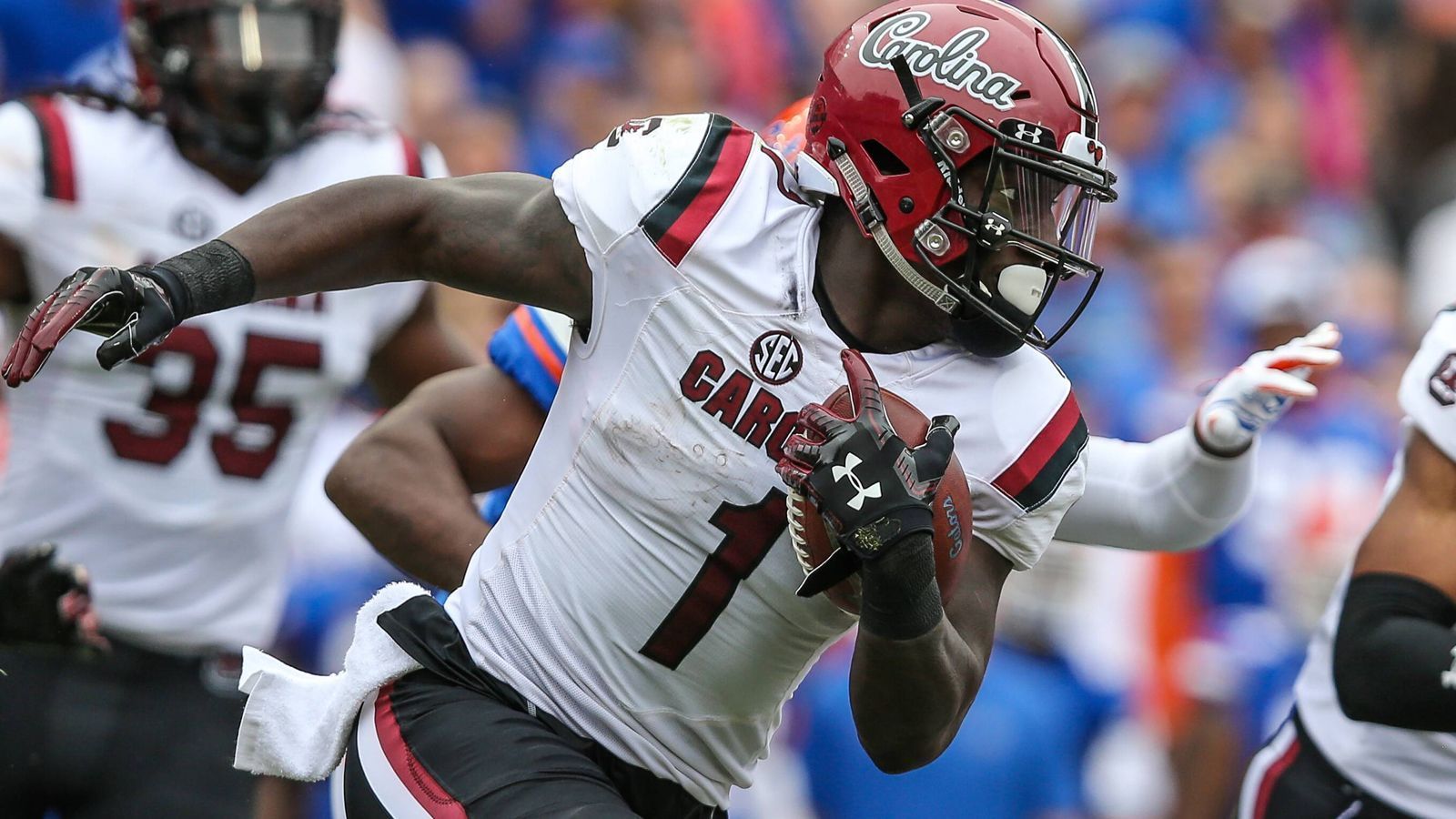 
                <strong>Deebo Samuel (Wide Receiver)</strong><br>
                Die Senior-Bowl-Woche besteht nicht nur aus dem Spiel. Einige Spieler konnten sich auch ohne den großen Bowl-Auftritt in Szene setzen. Samuel hat sich Experten zufolge hochgearbeitet, wird nun gegen Ende der ersten Draft-Runde erwartet. Bei ihm werden bereits Vergleich mit Stefon Diggs gemacht, was die Voraussetzungen betrifft.
              