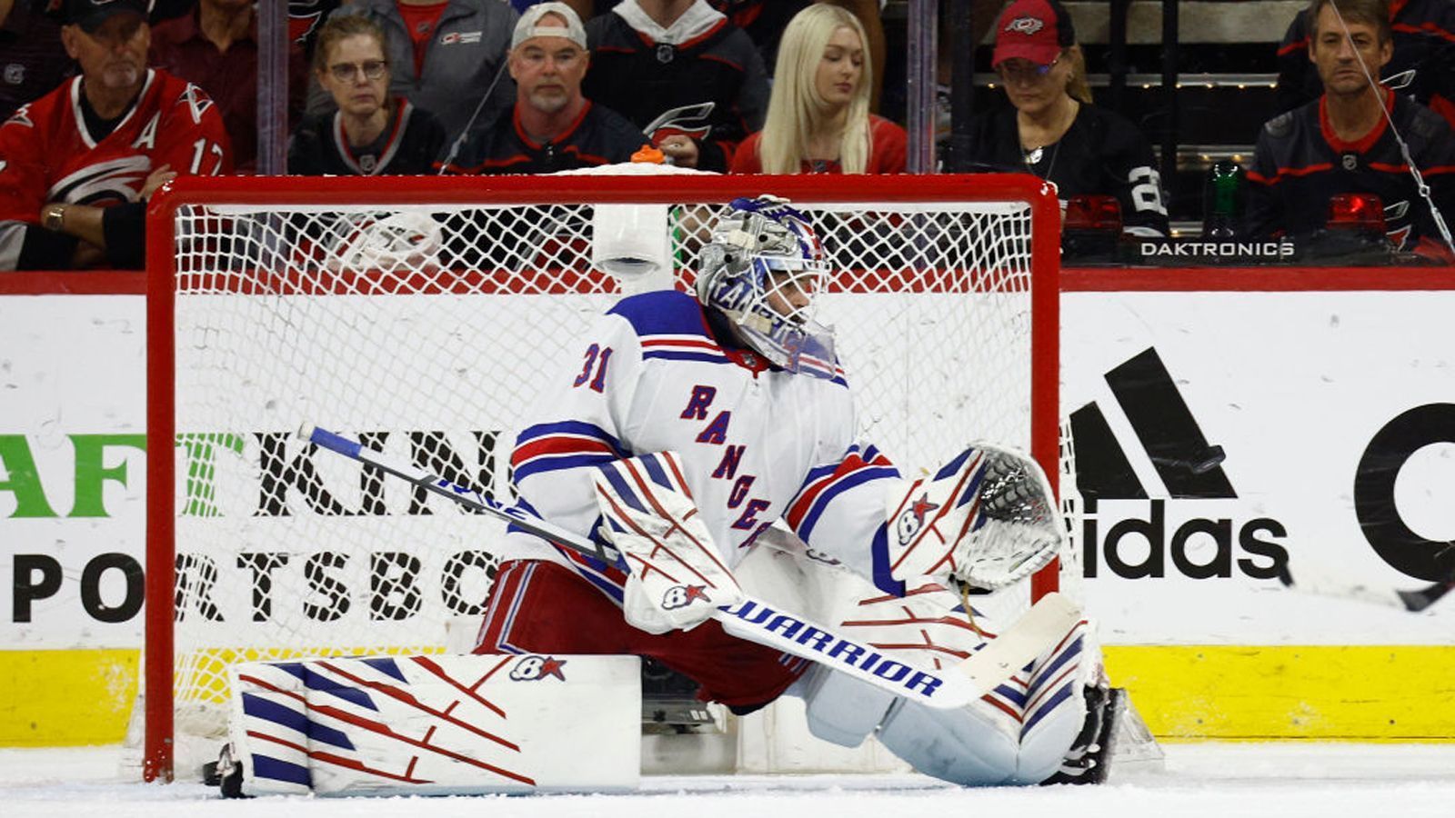 
                <strong>Platz 4: New York Rangers</strong><br>
                Torwart Igor Schesterkin (Foto) ist momentan der vielleicht beste Goalie der Liga. Er wurde neben Connor McDavid (Oilers) und Auston Matthews (Toronto Maple Leafs) für die Hart Memorial Trophy als Kandidat zum wertvollsten Spieler der Saison nominiert. Beachtlich: In Spiel sechs gegen Carolina gelangen ihm sogar zwei Assists. Allerdings mussten die Rangers sowohl gegen die Pittsburgh Penguins als auch die Hurricanes über die volle Distanz von sieben Spielen. Das hat Kräfte gekostet. Zudem lassen sie pro Playoff-Spiel fast 39 Schüsse aufs Tor zu – der dritthöchste Wert der Playoffs. Dies könnte Tampa Bay ausnutzen. 
              