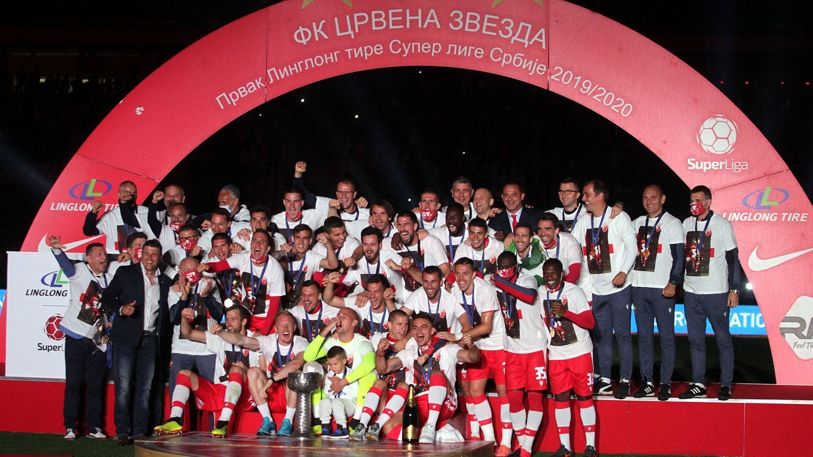 
                <strong>Serbien: Roter Stern Belgrad</strong><br>
                Es ist der dritte serbische Meistertitel in Folge für Roter Stern Belgrad. Auch die Super Liga in Serbien hatte Ende Mai den Spielbetrieb wieder aufgenommen. Dabei dürfen sogar Fans im Stadion sein. Das Stadion Rajko Mitic flippte nach dem erneuten Titel komplett aus.
              