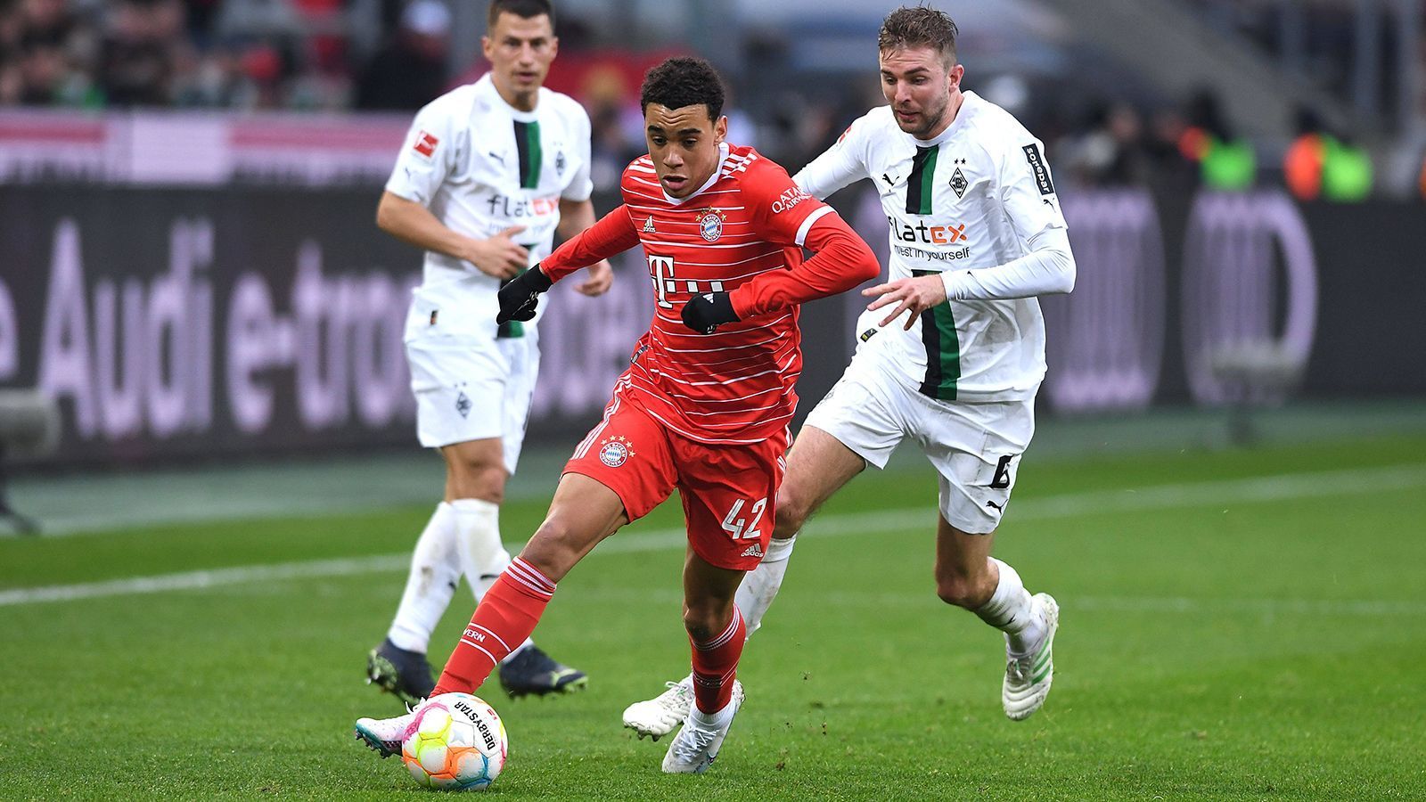 
                <strong>Jamal Musiala (FC Bayern München)</strong><br>
                Toptalent Jamal Musiala darf ab Beginn der zweiten Halbzeit mitwirken. Dem Nationalspieler gelingt im Borussia-Park nicht allzu viel, nichts zu sehen von seinen genialen Momenten, die er in der jüngeren Vergangenheit schon öfter auf den Rasen zauberte. ran-Note: 4.
              