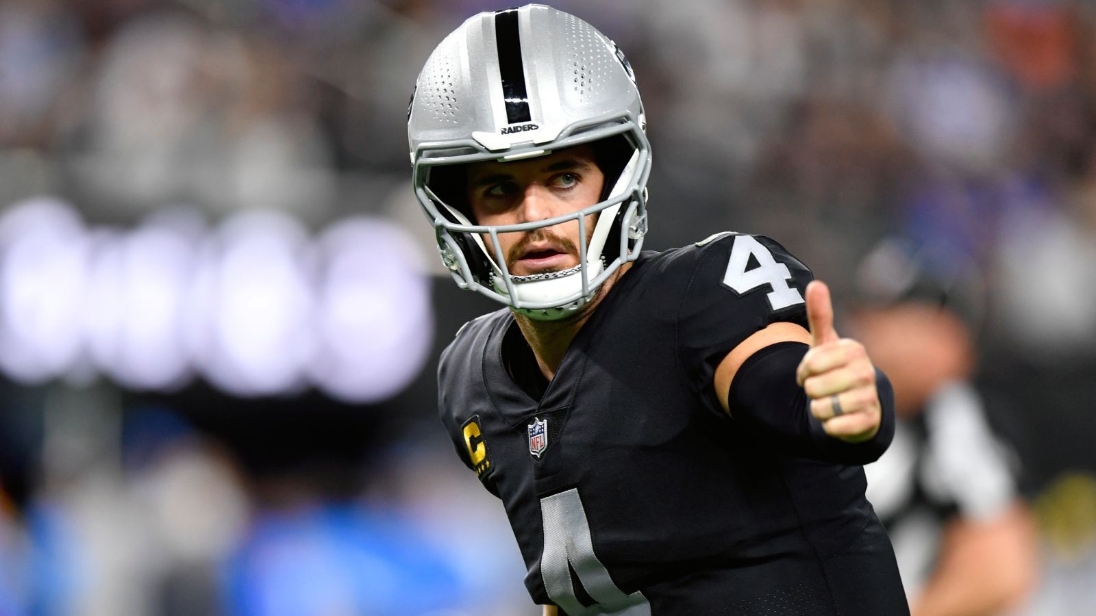 
                <strong>Gewinner: Derek Carr (Las Vegas Raiders)</strong><br>
                Man könnte beinahe ein ganzes Buch nur über die Verfehlungen der Las Vegas Raiders in dieser Saison schreiben. Die Vorfälle um Henry Ruggs, Jon Gruden und Damon Arnette, mittlerweile allesamt entlassen, schadeten dem Team nachhaltig. Dennoch führte Quarterback Derek Carr sein Team mit einer Siegesserie am Ende doch noch in die Playoffs, der Sieg über die Los Angeles Chargers (35:32) war bereits der zweite wichtige Overtime-Sieg der Raiders, angeführt von ihrem Quarterback, der hinter Tom Brady die meisten Passing Yards der Liga hat (4.804) und sein Team regelmäßig schultert.
              