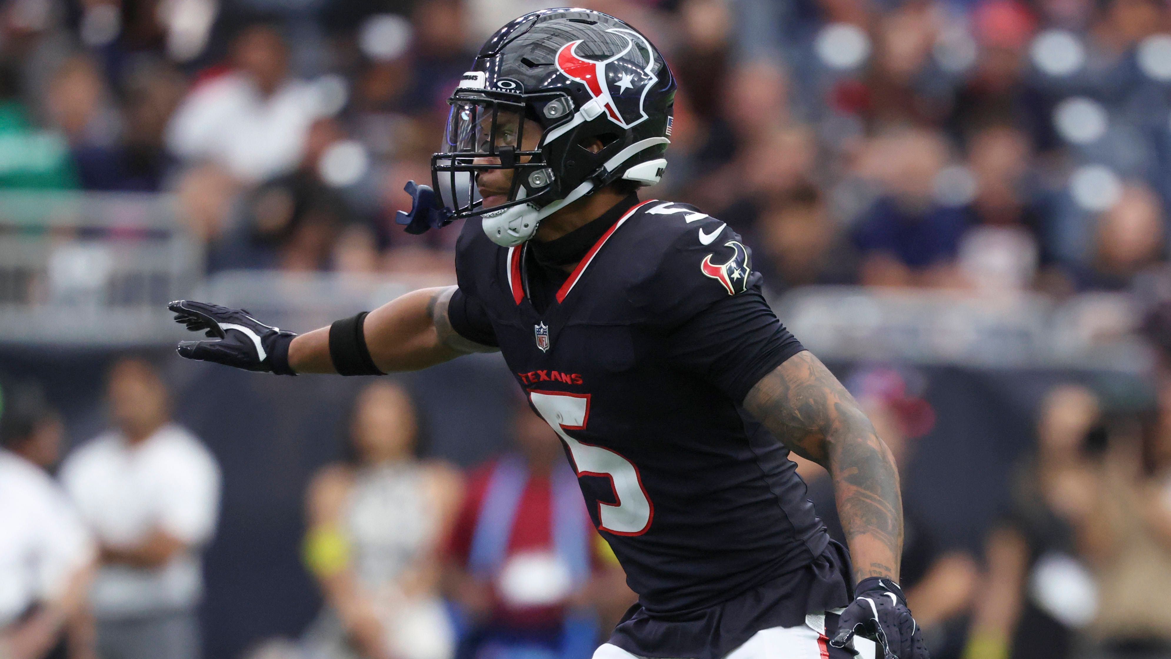 <strong>Houston Texans: Jalen Pitre (Safety)</strong><br>Vor seiner Verletzung in Week 12 spielte Jalen Pitre 2024 die beste Saison seiner noch jungen Karriere. Der Safety war schon als Rookie mit fünf Interceptions aufgefallen und hat sich 2024 als physischer Tackler und verlässlicher Run-Stopper etabliert. 2025 könnte er endgültig zu einem Schlüsselspieler in Demeco Ryans' Defense werden.