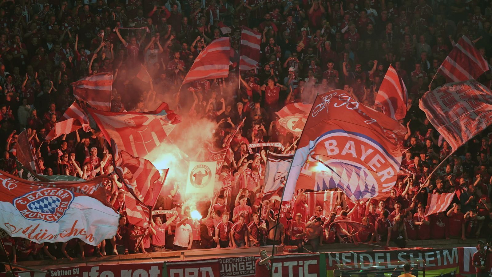 
                <strong>Platz 3 - FC Bayern München</strong><br>
                Strafzahlung an den DFB in der Saison 2017/18: 137.000 Euro
              