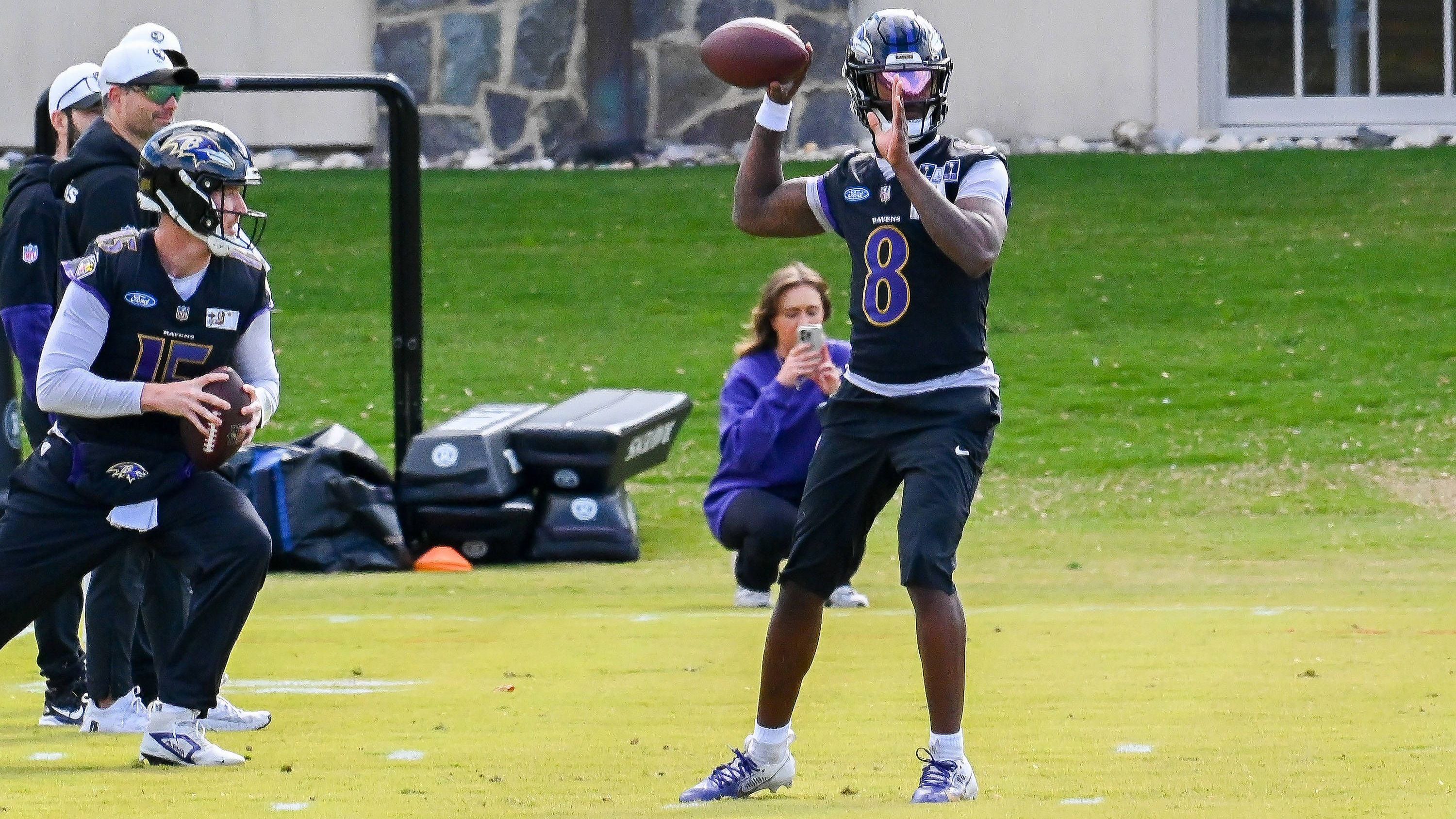 <strong>Lamar Jackson (Baltimore Ravens)</strong><br>Nach mehreren Wochen Abstinenz stand Star-Quarterback Lamar Jackson auch am Freitag wieder auf dem Trainingsplatz. Mittwoch und Donnerstag war er als limitiert gelistet. Ein Einsatz gegen die Chicago Bears wird immer wahrscheinlicher.