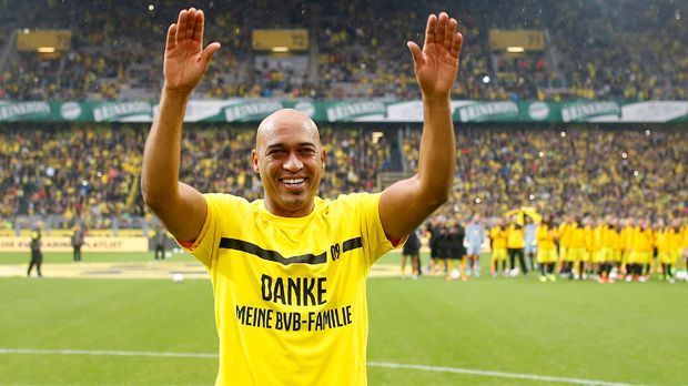 
                <strong>80.000 Fans verabschieden Dede</strong><br>
                13 Jahre lang ist Dede im Signal-Iduna-Park in Dortmund zu Hause, nun hat der Brasilianer sein Abschiedsspiel bekommen. Insgesamt 81.359 Fans strömen ins Stadion des BVB um den 37-Jährigen zu verabschieden.
              