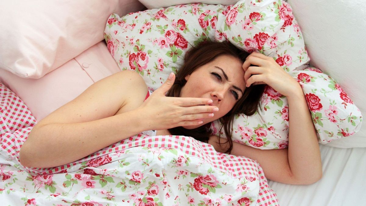 Gähnende-Frau-im-Bett_dpa