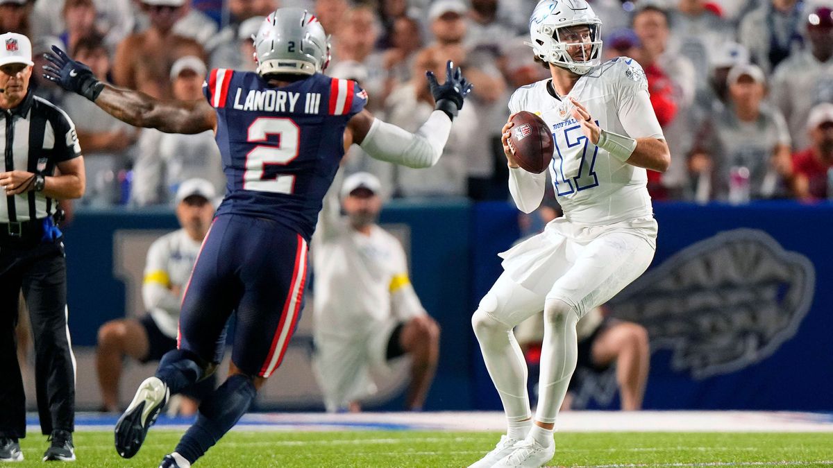 NFL, American Football Herren, USA New England Patriots at Buffalo Bills Oct 5, 2025; Orchard Park, New York, USA; Buffalo Bills quarterback Josh Allen (17) drops back to pass against the New Engla...