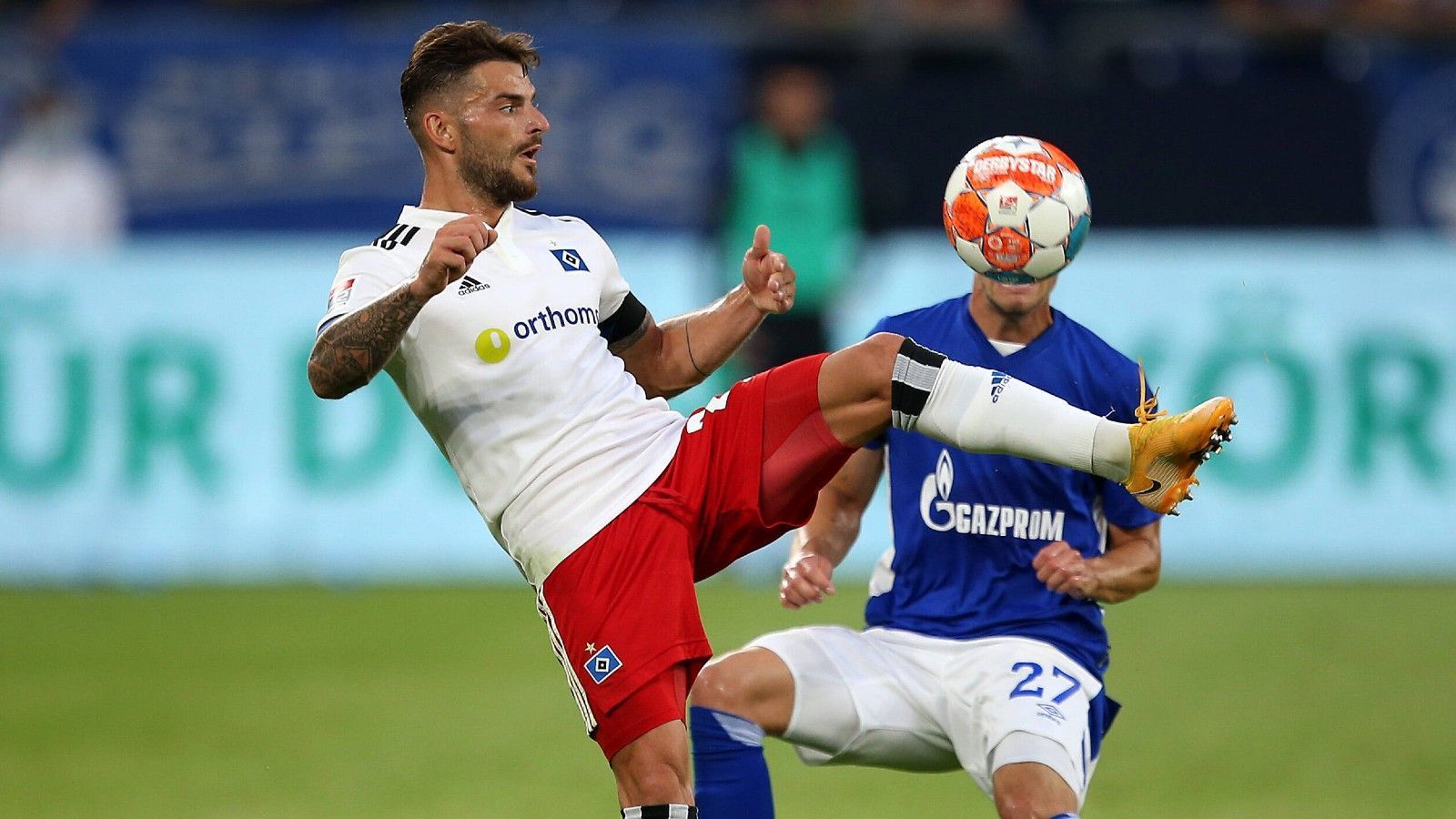 
                <strong>Tim Leibold (Hamburger SV)</strong><br>
                Gibt trotz seiner Position den Spielmacher von der halblinken Seite. Leistet sich zu Beginn einige Ballverluste im Aufbauspiel. Der Mann für die Standards beim HSV, an diesem Abend bleiben die Hereingaben allerdings ungefährlich. In der 53. Minute versucht er es dann selbst aufs Tor per Freistoß und scheitert an Langer, doch Glatzel trifft im Nachschuss. ran-Note: 3
              