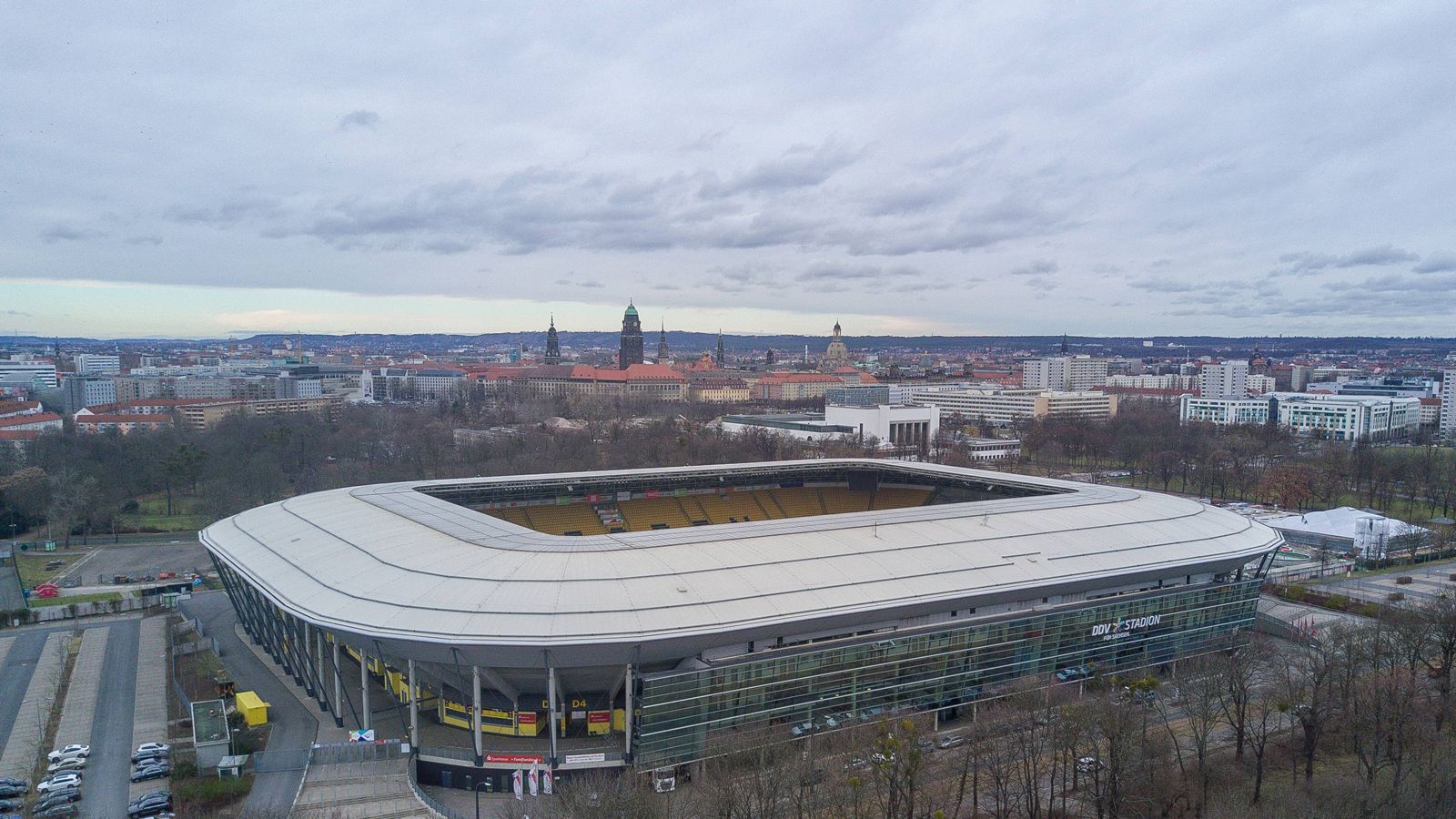 
                <strong>Glücksgas-Stadion (2010-2014, Dresden)</strong><br>
                Glücksgas-Stadion (2010-2014, Dresden): Ein bayerischer Energie-Dienstleister war dafür verantwortlich, dass das ehemalige Rudolf-Harbig-Stadion den umstrittenen Namen "Glücksgas-Stadion" erhielt. Seit 2016 heißt es ganz schlicht "DDV-Stadion". 
              