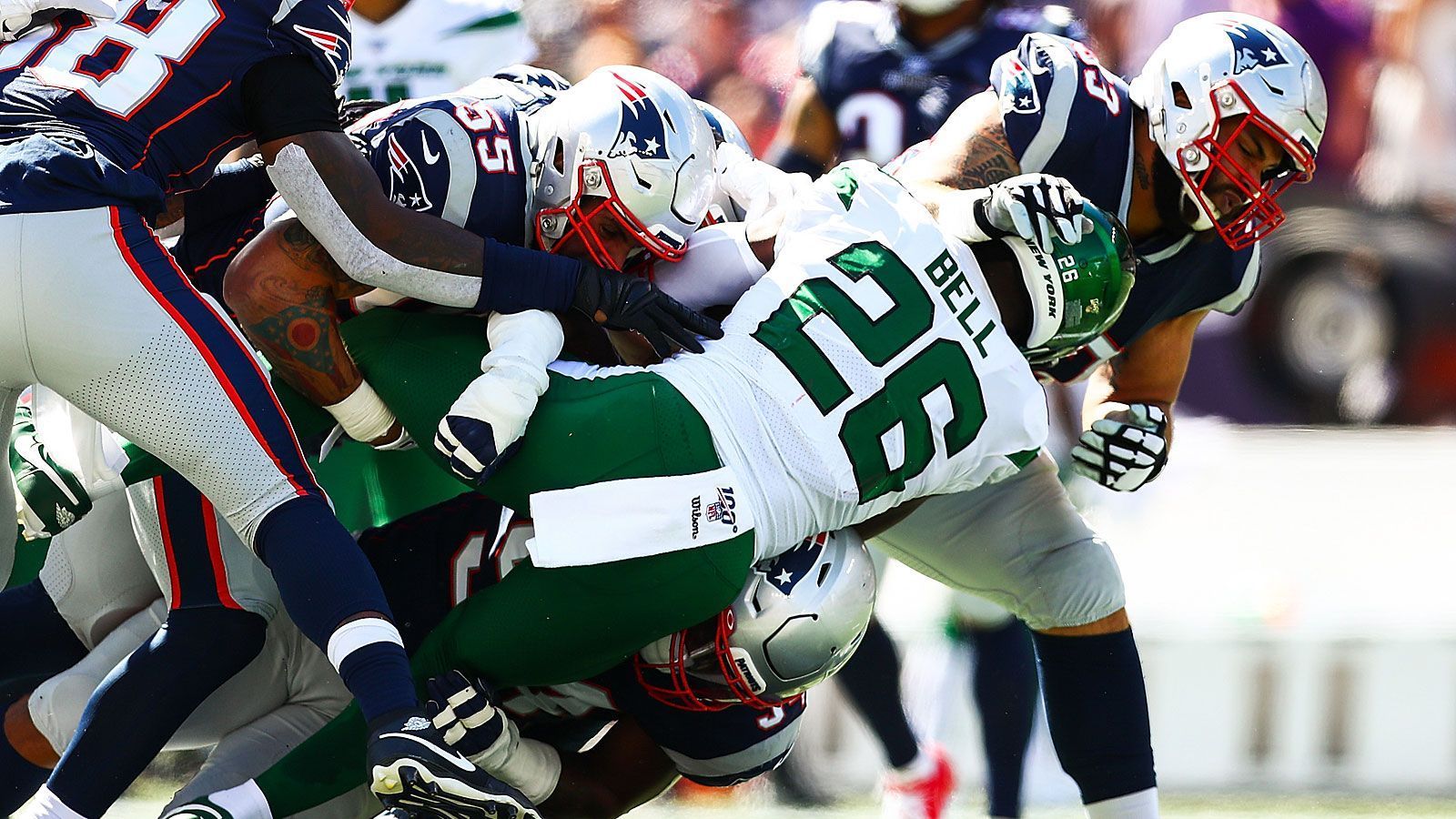 
                <strong>3. Spieltag - New England Patriots</strong><br>
                Not in our house! Die Defense der New England Patriots zeigt in der Jubiläumssaison Leistungen auf ganz hohem Niveau. So stellt der Titelverteidiger das erste Team, das seit Beginn der Super-Bowl-Ära 1967 an den ersten drei Spieltagen weder einen Passing noch einen Rushing Touchdown zulässt. Damit aber nicht genug: Die "Pats" sind auch die erste Franchise, die in fünf aufeinanderfolgenden Spielen inklusive Postseason vor der Pause keinen Score erlaubt. Diese Spanne umfasst neben dem 30:14 über die New York Jets, dem 43:0 über die Miami Dolphins und dem 33:3 über die Pittsburgh Steelers auch den 13:3-Triumph im Super Bowl LIII gegen die Los Angeles Rams und das 37:31 im AFC Conference Championship Game bei den Kansas City Chiefs.
              