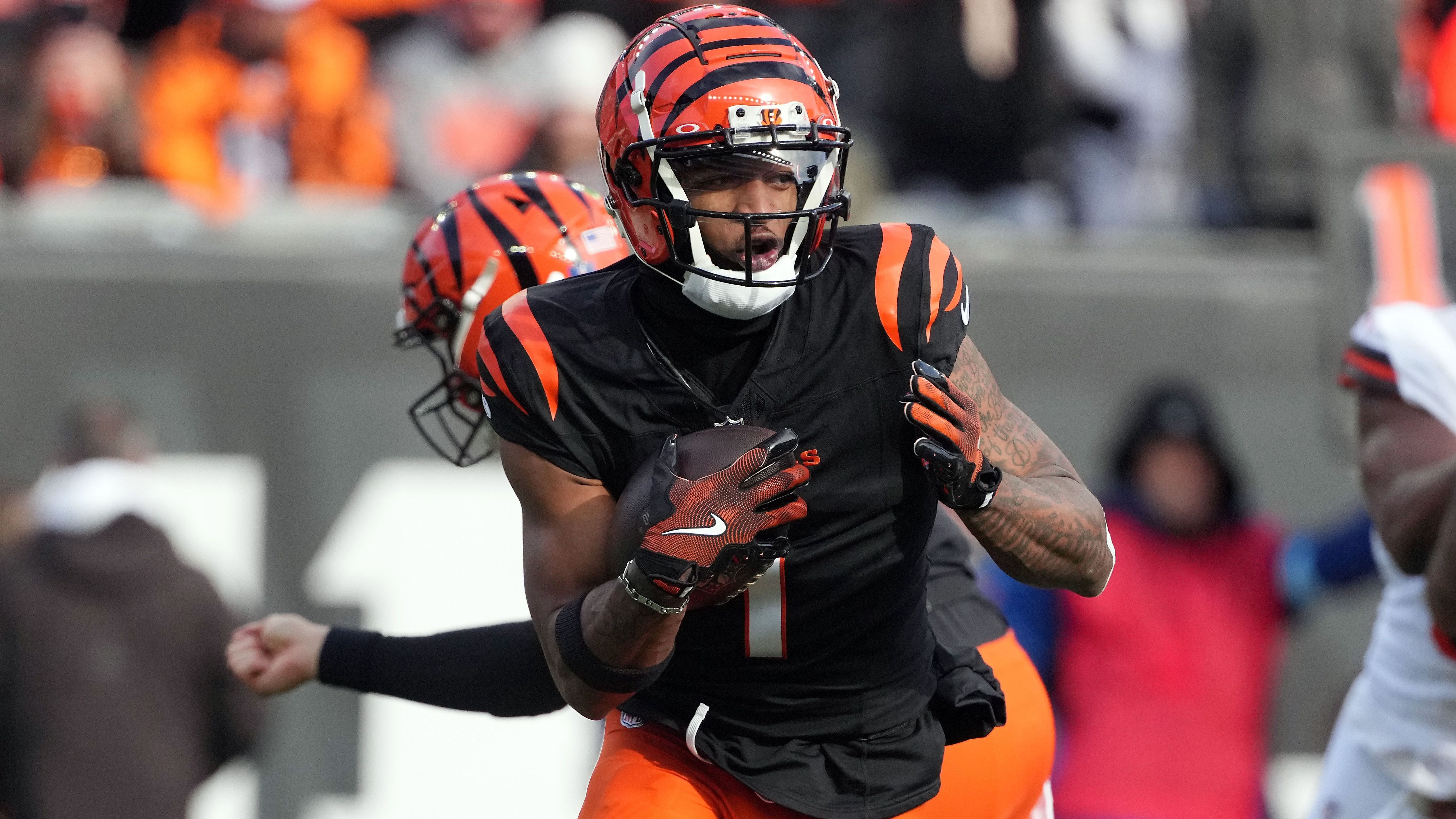 <strong>Ja'Marr Chase (Cincinnati Bengals)</strong><br><strong>Position</strong>: Wide Receiver / Defensive Back<br><strong>Alter in 2028</strong>: 28<br>Gleiches gilt für Chase. Natürlich sind WRs auch gleichzeitig in der Defense als DBs einsetzbar. Aber da gibt es extra Rosterplätze für.