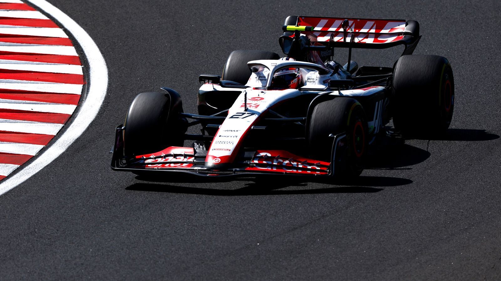 
                <strong>Verlierer: Haas</strong><br>
                Deutlich besser hätte es auch für Haas laufen können. Nico Hülkenberg, im Qualifying auf Platz zehn, verlor im Rennen vier Plätze. Teamkollege Kevin Magnussen war am Hungaroring konstant - allerdings konstant schlecht. Nach Rang 19 im Qualifying reichte es für den Dänen am Sonntag zu Platz 17. Er war damit der langsamste aller Fahrer, die das Rennen beenden konnten.
              