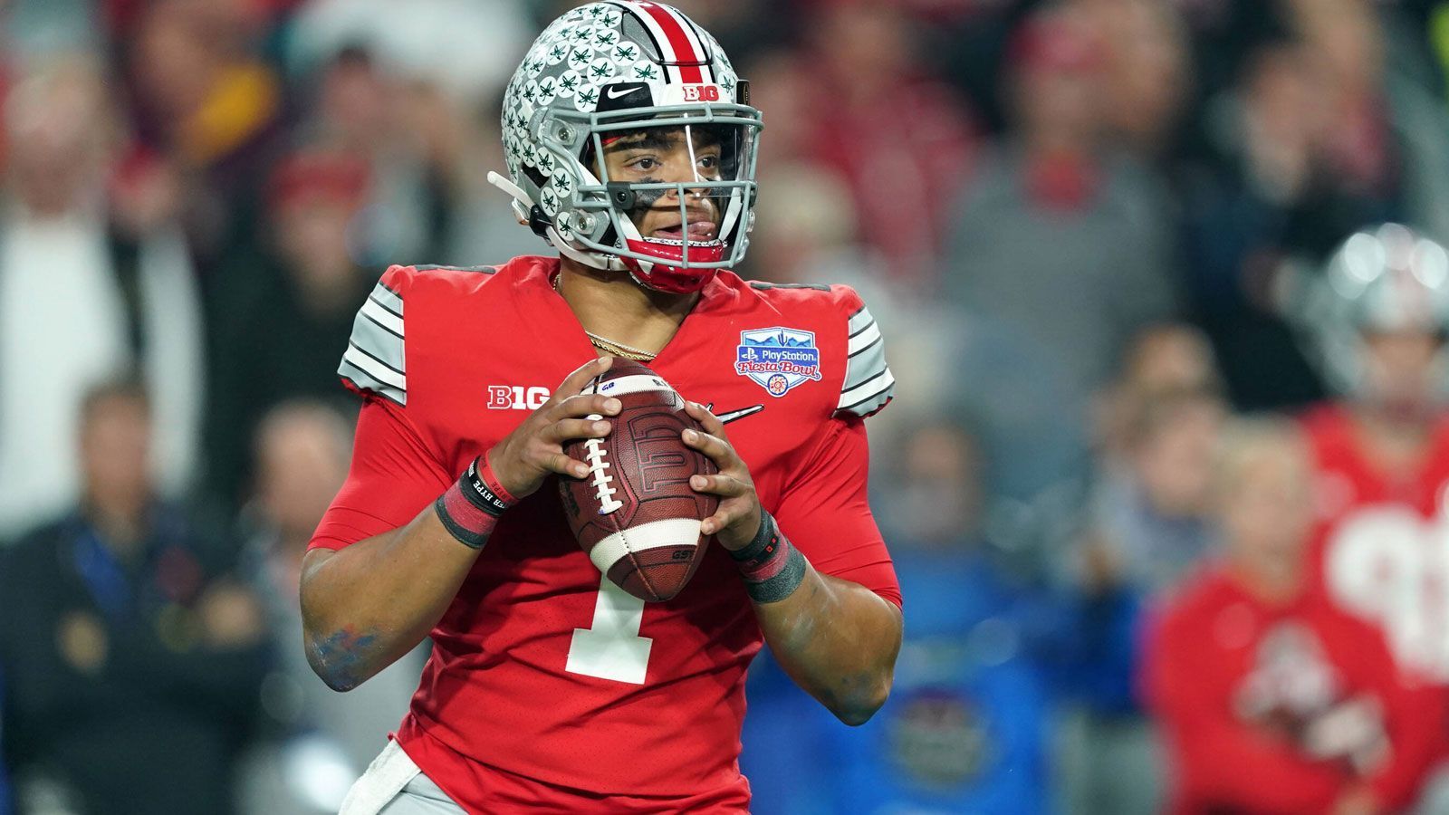 
                <strong>8. Pick: Carolina Panthers - Justin Fields (Quarterback)</strong><br>
                Ist Fields an Position acht tatsächlich zu haben, wird der ungeduldige Besitzer David Tepper wohl nicht widerstehen können. Darnolds Verpflichtung schließt diesen Pick nicht aus, Justin Fields ist ein prototypisches QB-Prospect, das auch aktiv ins Laufspiel eingebaut werden kann. Schlägt Darnold nicht ein, kann Fields sofort übernehmen.
              