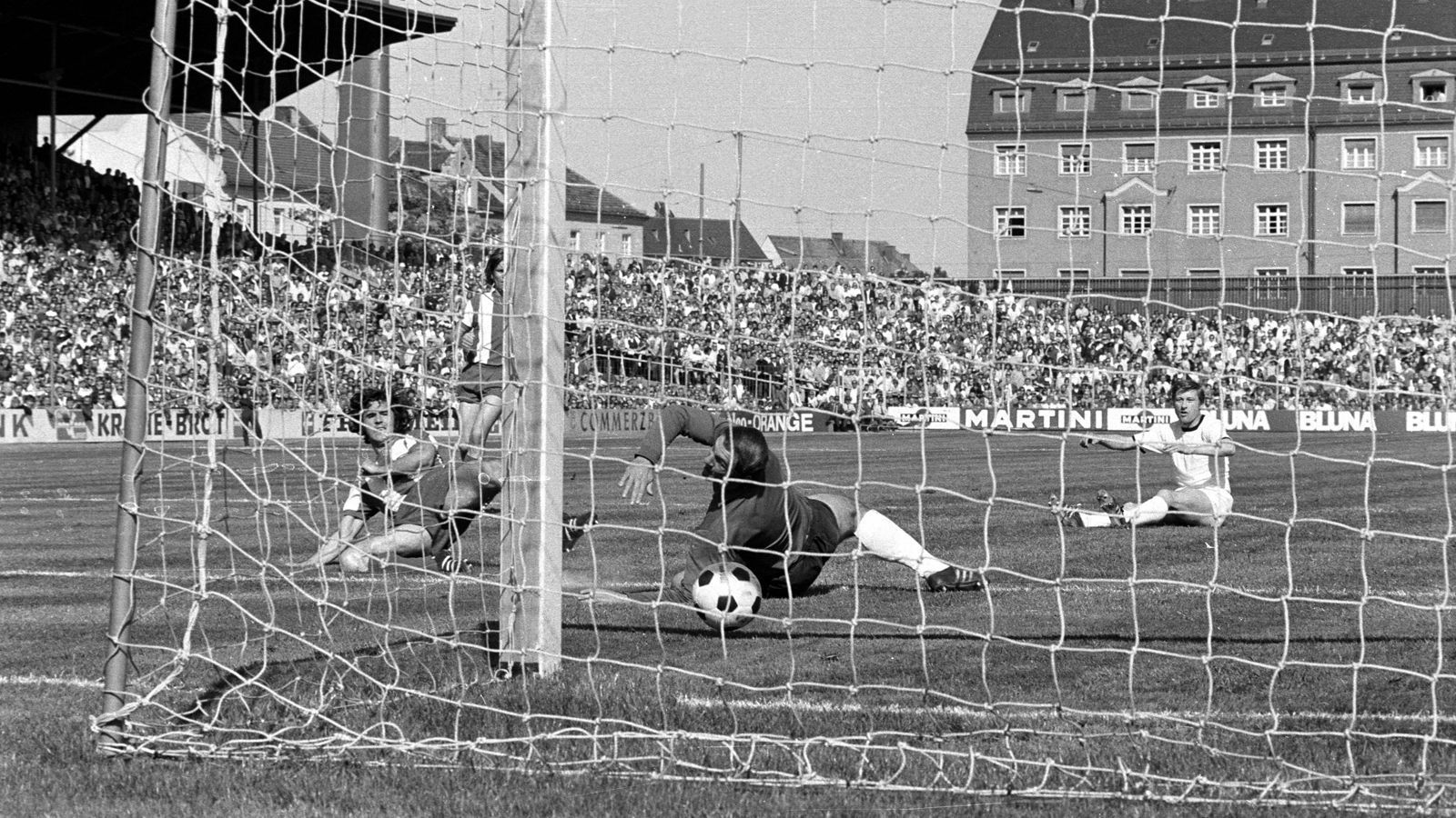 
                <strong>FCB-SGE-1972-Bundesliga</strong><br>
                Bundesliga, 1971/72: Bayern München - Eintracht Frankfurt 6:3 - Abschied von der Grünwalder StraßeFür die Bayern hieß es an diesem 3. Juni 1972 Abschied nehmen. Am drittletzten Spieltag der Saison traten die Münchener zum letzten Heimspiel im Stadion an der Grünwalder Straße an, bevor sie zwei Wochen später ins nagelneue Olympiastadion umzogen. Die Bayern waren Tabellenführer - ein Punkt vor Schalke. Ein Sieg gegen den Fünften aus Frankfurt war Pflicht. Und der FCB führte nach 25 Minuten und Treffern von Rainer Zobel und Franz Beckenbauer schnell mit 2:0. Doch die Eintracht wehrte sich und glich nach einer knappen Stunde durch Bernd Hözenbein zum 3:3 aus. In einem furiosen Finish stellten die Münchener das Ergebnis aber dann doch noch auf 6:3, u.a. hatte Gerd Müller (Bild) drei Tore geschossen. 
              