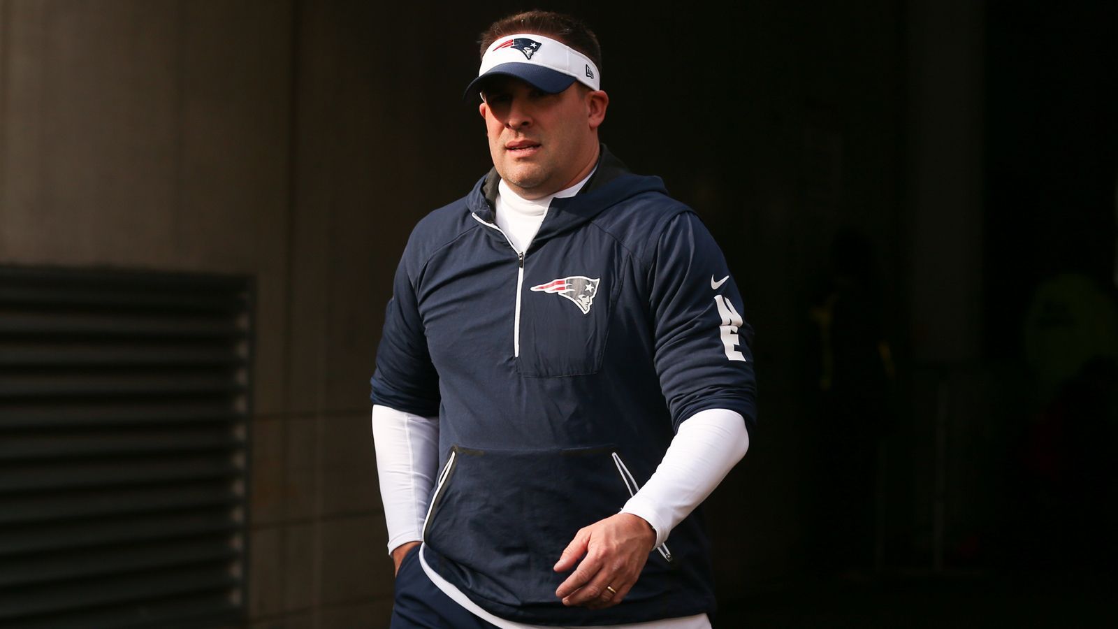 
                <strong>Josh McDaniels (Offensive Coordinator, New England Patriots)</strong><br>
                Anfang 2018 sollte McDaniels bereits als neuer Head Coach der Indianapolis Colts vorgestellt werden. Er machte aber praktisch in allerletzter Sekunde einen Rückzieher. Sein Image litt darunter. Gleichwohl leistet er weiterhin exzellente Arbeit. An der Seite von Tom Brady gewann er sechs Mal den Super Bowl. Nun verhalf er Mac Jones zu einem hervorragenden Einstand in der NFL. Gut möglich, dass ein Team es noch einmal mit McDaniels versuchen würde.
              