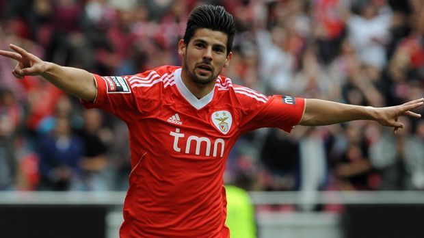 
                <strong>Nolito</strong><br>
                Nolito: Weil Nolito 2011 bei der zweiten Mannschaft von Barcelona keinen Vertrag mehr angeboten bekam, wechselte der Spanier zu Benfica Lissabon. Elf Tore konnte der damals 24-Jährige in seiner ersten Saison in Portugal schießen. 2013 wurde Nolito an Celta Vigo verkauft, bei denen der 29-Jährige diese Saison schon zehn Mal geknipst hat.
              