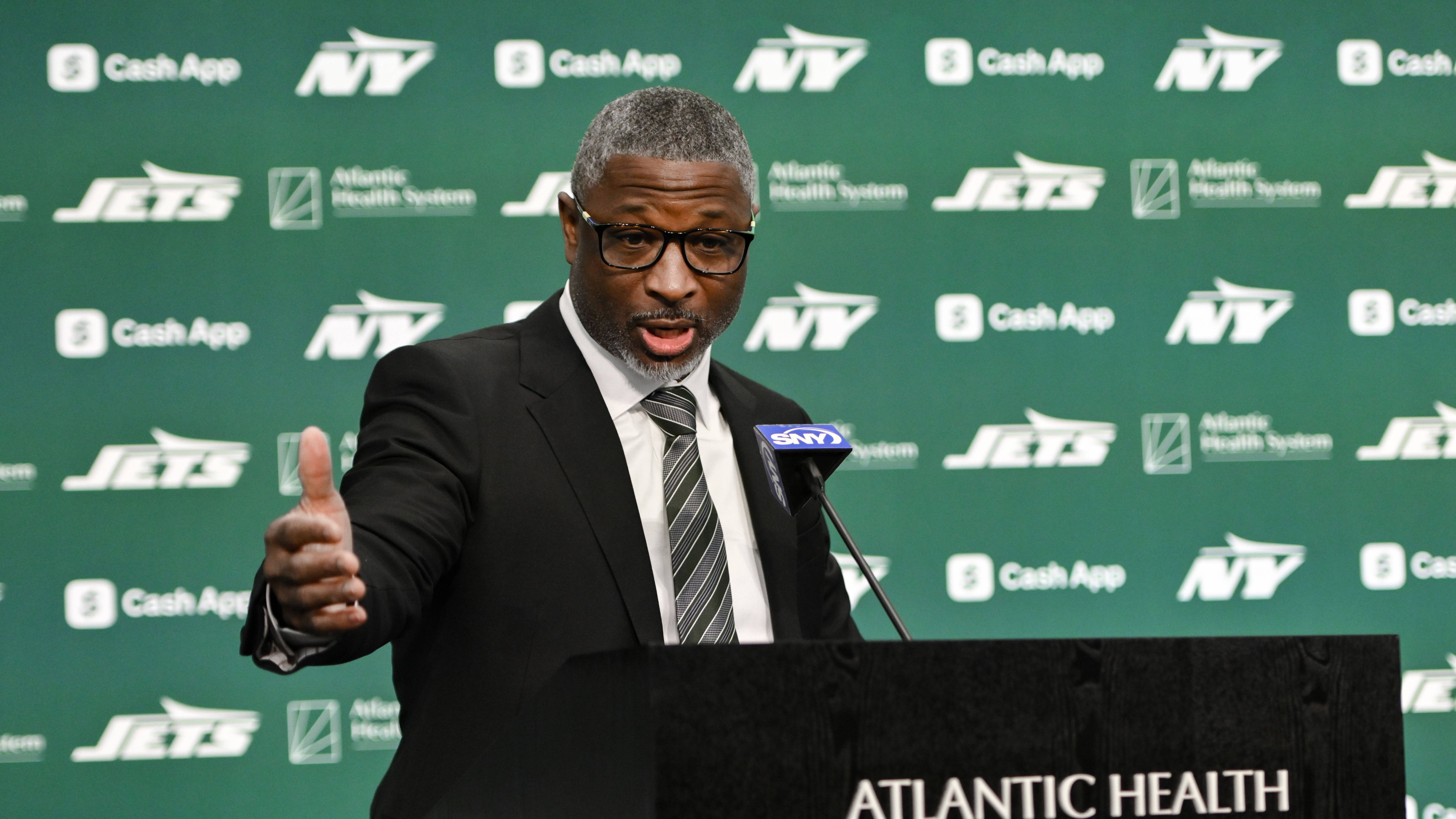 <strong>Platz 30: New York Jets um Head Coach Aaron Glenn</strong><br>Der erfahrene Aaron Glenn soll die Magie der Detroit Lions zu den New York Jets bringen. Der letztjährige Lions-Koordinator für die Defensive bringt dafür einige Weggefährten aus Detroit mit. Unter anderem übernimmt Tanner Engstrand als Offensive Coordinator (zuletzt für das Passspiel der Lions verantwortlich).