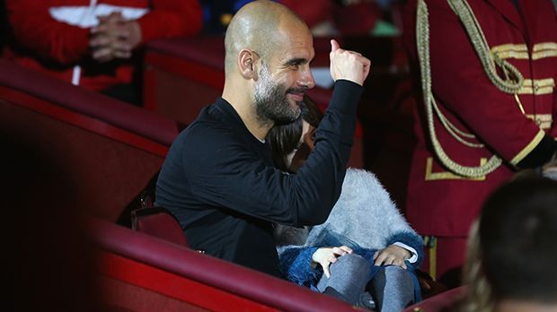 
                <strong>Pep lässt sich bespaßen</strong><br>
                Pep lässt sich bespaßen: Während seine Spieler in die Manege geholt werden, genießt Guardiola seine Rolle als Zuschauer - zusammen mit seiner Tochter.
              