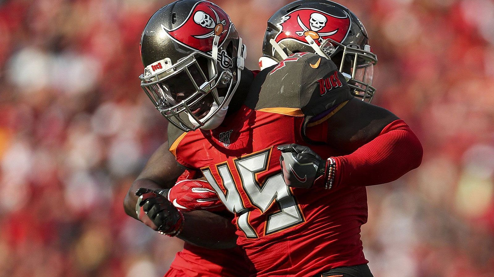 
                <strong>Devin White (Tampa Bay Buccaneers)</strong><br>
                Im Duell seiner Tampa Bay Buccaneers mit den San Francisco 49ers, das wie bereits erwähnt mit 17:31 verloren ging, sammelte Devin White fünf Tackles. Der fünfte Pick des Draft dürfte also trotz Pleite das Ziel einiger Schulterklopfer gewesen sein.
              