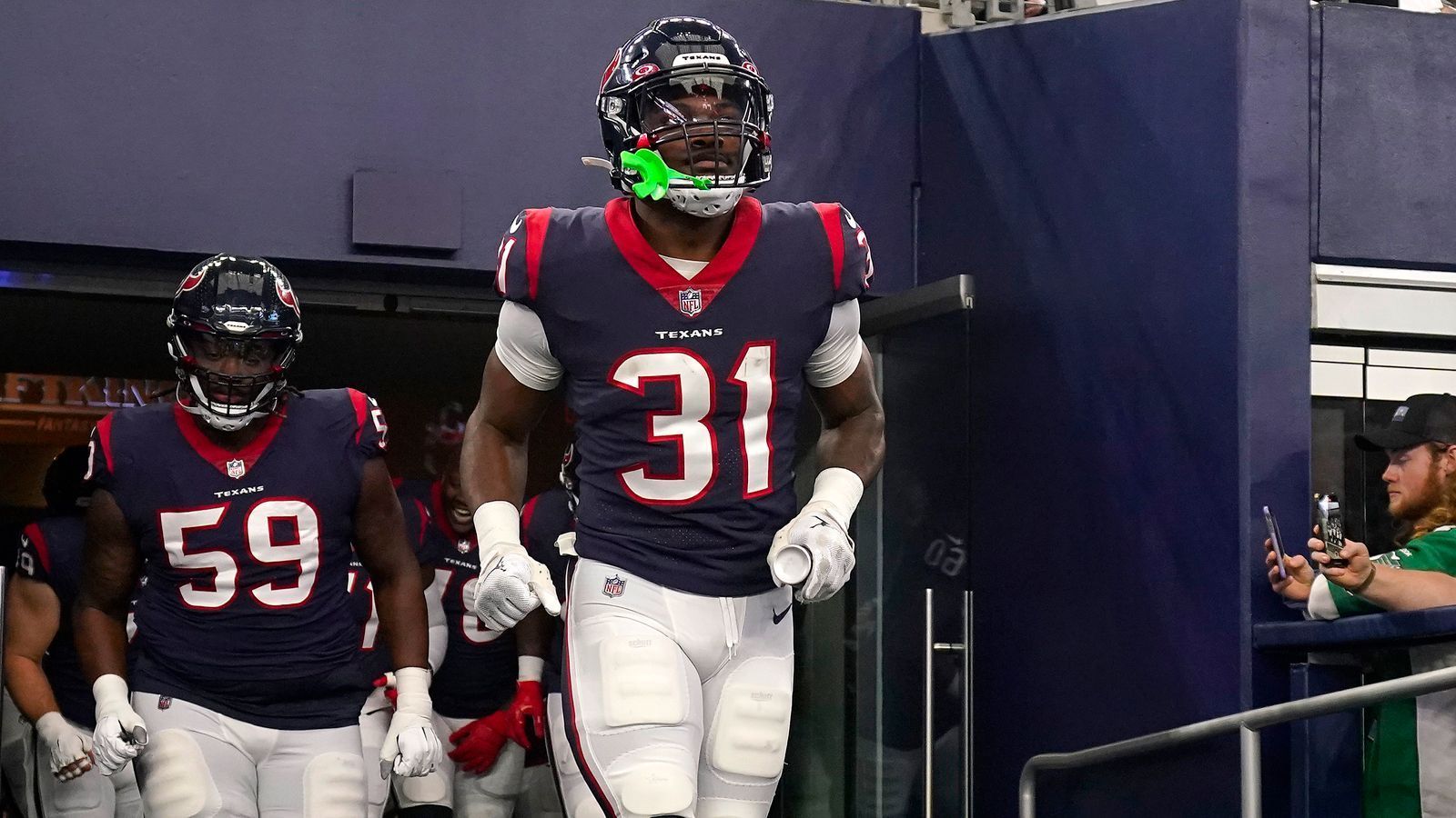 
                <strong>7. Houston Texans</strong><br>
                Ähnlich wie Breece Hall bei den Jets hat Dameon Pierce als Rookie bei den Texans geliefert. Doch Devin Singletary war bei den Bills der RB1 und ist hier als RB2 gelistet. Das verspricht einiges! Starke RB-Aufstellung der Texans.RB1: Pierce, Dameon - RB2: Singletary, Devin - RB3: Boone, MikeWeitere RBs: Ogunbowale, Dare - Doaks, Gerrid - Valladay, Xazavian
              