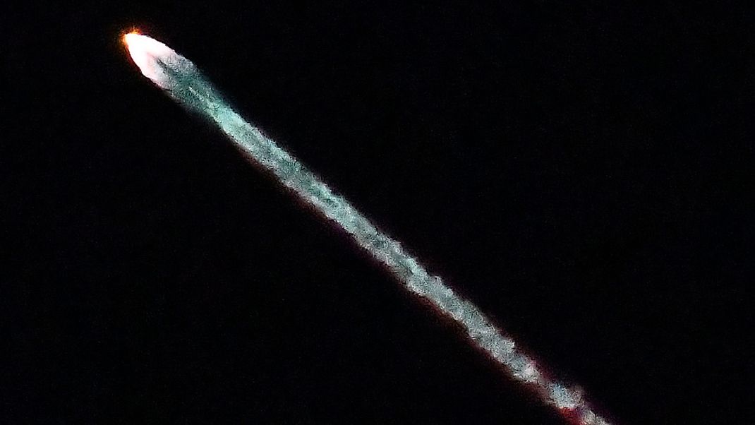 Der Start eines Starlink-Satelliten ist zu sehen. Der Iran möchte das Netzwerk verbannen.