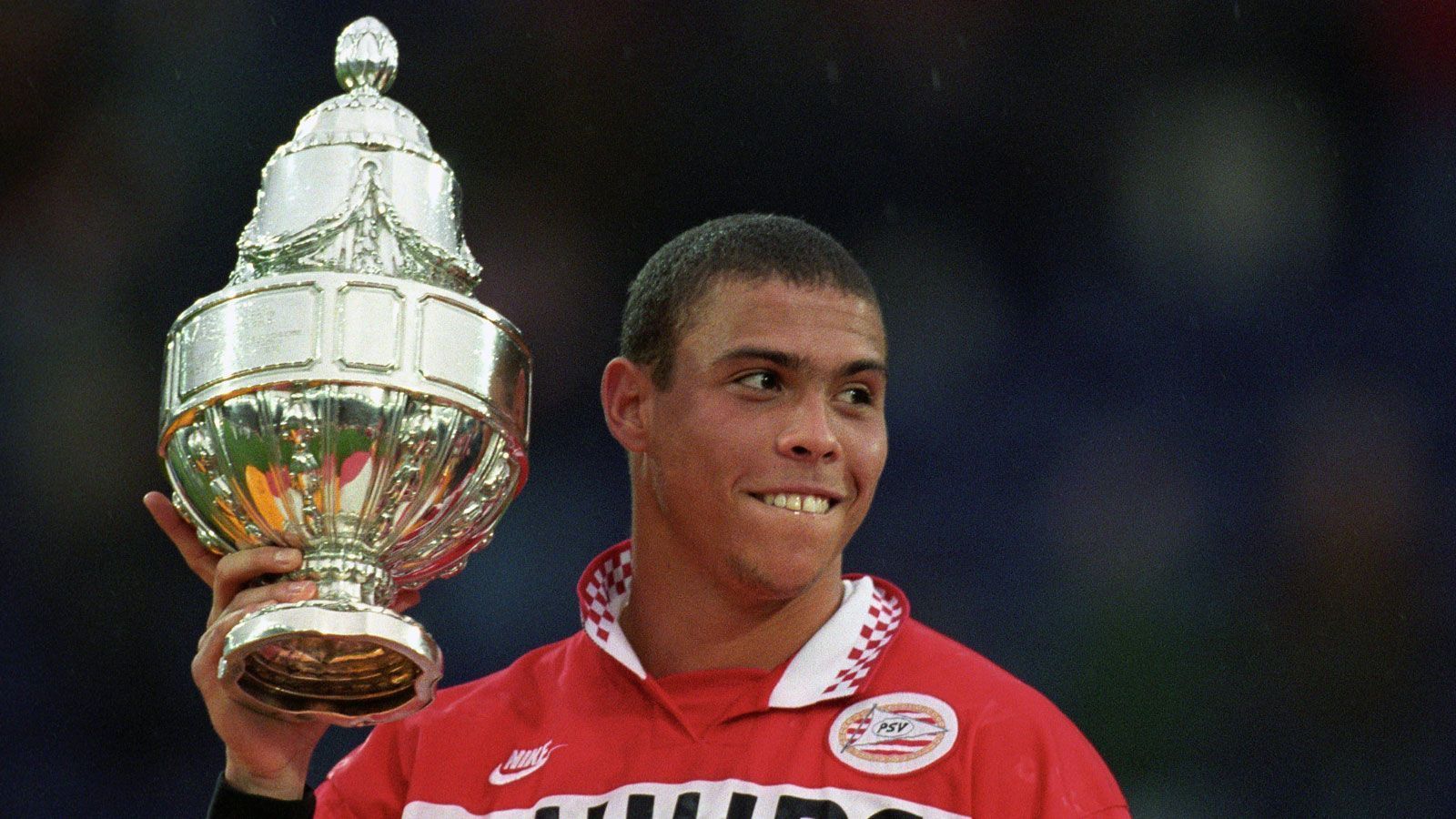 
                <strong>Ronaldo wird Weltfußballer</strong><br>
                Das kennen wir schon: Weltfußballer ist auch 1996 ein Ronaldo. 
              