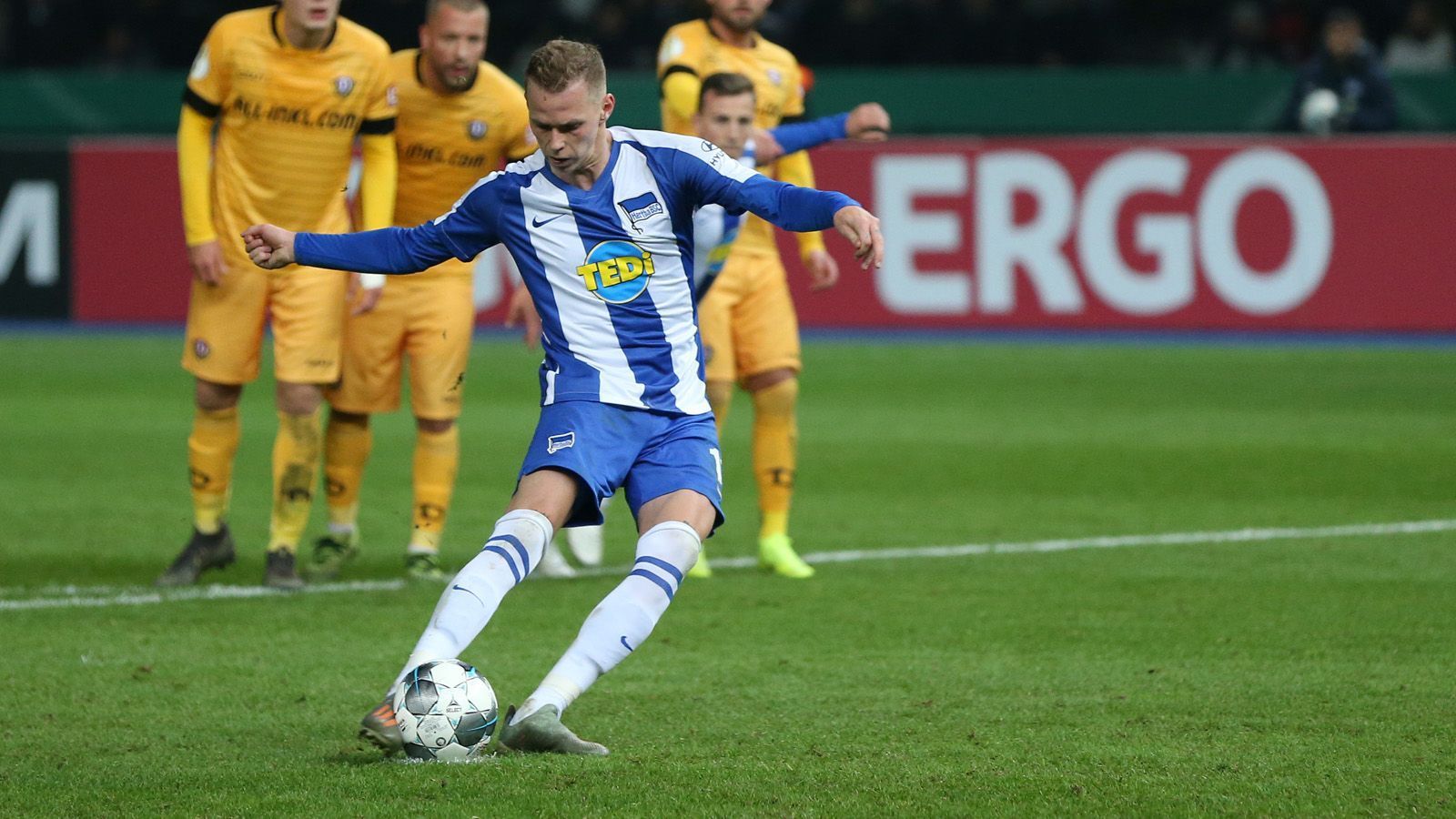 
                <strong>Hertha BSC</strong><br>
                Bei der Hertha beginnt diesen Winter schon das große Reinemachen. Besonders Ondrej Duda (im Bild) forciert einen Vereinswechsel. "Ich habe für mich bereits entschieden zu gehen - nicht, weil ich nicht bleiben möchte, sondern weil sie nicht wollen", sagte der 25-Jährige dem "kicker". Offensiv-Routinier Salomon Kalou (34) steht ebenso vor dem Absprung bei den Berlinern. Der Ivorer wurde vom Trainingsbetrieb freigestellt, um sich auf die Suche nach einem neuen Klub zu konzentrieren. Kalou fehlte auch beim Trainingsauftakt. Auch Maurice Covic (mit Ziel Italien), Palko Dardai und Alexander Esswein können sich neue Vereine suchen. Zudem soll der FC Augsburg sein Interesse an Eduard Löwen bekundet haben, so der "kicker".
              