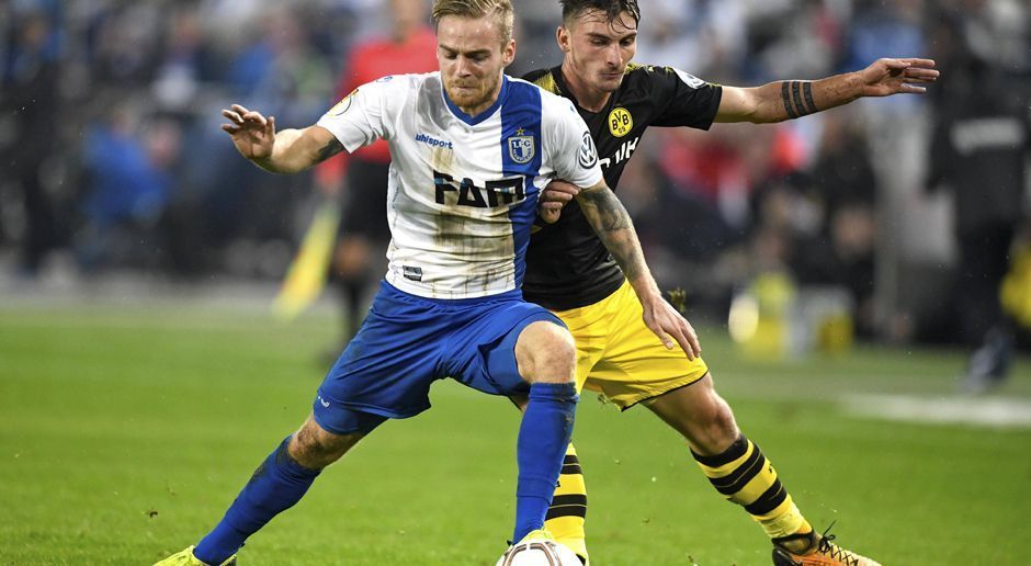 
                <strong>Maximilian Philipp</strong><br>
                In der Anfangsphase bringt Philipp das Kunststück fertig, den Ball aus vier Metern vor dem leeren Tor an den Pfosten zu setzen. Danach aber auf links sehr bemüht, das 2:0 bereitet er mit einem klugen Pass vor. ran-Note: 2
              