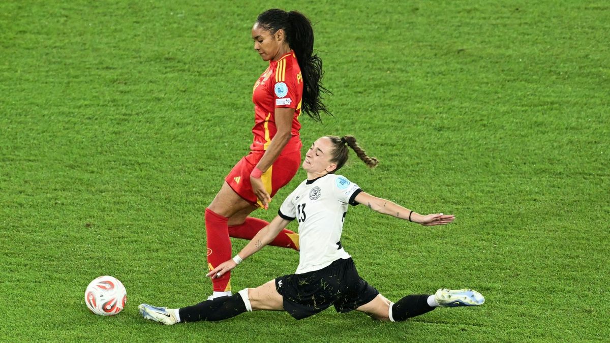 Schmerzhafte Rettungstat: Kleinherne im EM-Halbfinale