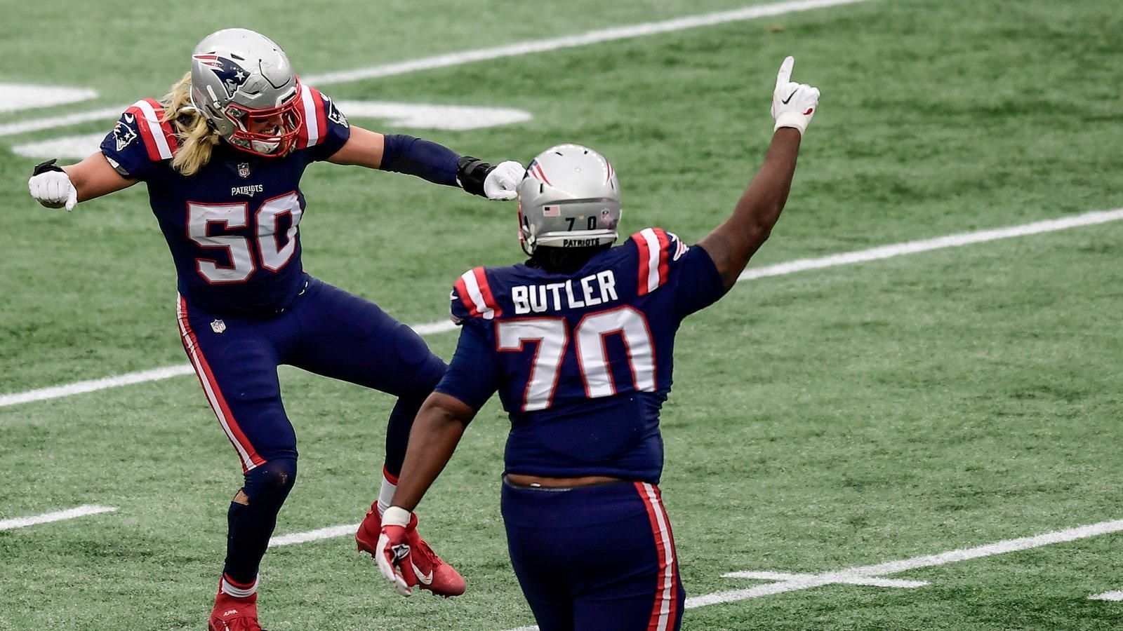 
                <strong>Pass Rush</strong><br>
                Das große Problem der Patriots-Defense: New England konnte 2020 kaum Druck auf den gegnerischen Quarterback ausüben. Bill Belichick ist bekannt dafür, den Druck über das Spielsystem zu kreieren und nicht über individuelle Qualität. Doch in der vergangenen Spielzeit ging diese Taktik nicht auf, New England lag in der NFL bei erzielten Sacks nur auf Rang 27. Es bleibt abzuwarten, ob Belichick seine Herangehensweise ändert und dieses Jahr Geld in einen Pass Rusher investiert.
              