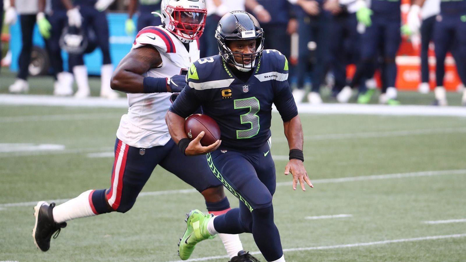 
                <strong>Gewinner: Russell Wilson</strong><br>
                9 Touchdowns, 610 Yards, 82,5 Prozent angekommener Pässe, ein durchschnittliches Passer-Rating von 140 - das geht kaum noch besser. Stand jetzt geht am Quarterback der Seattle Seahawks als MVP nichts vorbei. Und nicht zu vergessen, die wichtigste Statistik führt er auch an, die mit den Ws: 2 Spiele, 2 Siege.
              