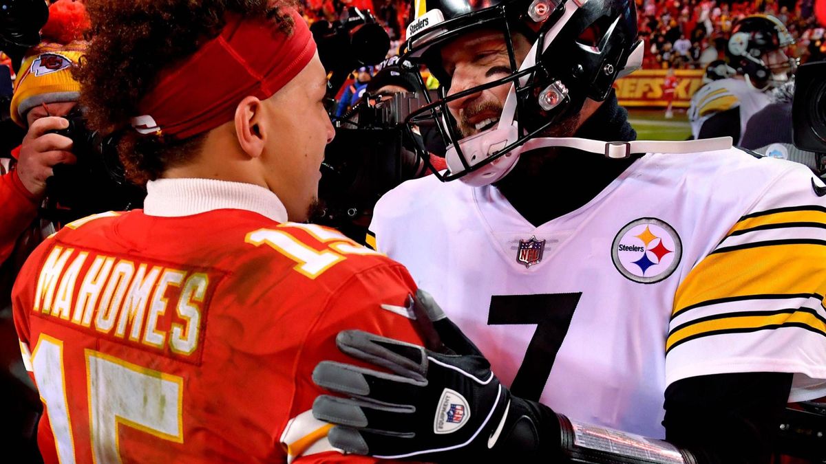 SPORTS-FBN-STEELERS-CHIEFS-4-KC Kansas City Chiefs quarterback Patrick Mahomes, left, meets Pittsburgh Steelers quarterback Ben Roethlisberger after Kansas City defeated the Steelers, 42-21, Sunday...
