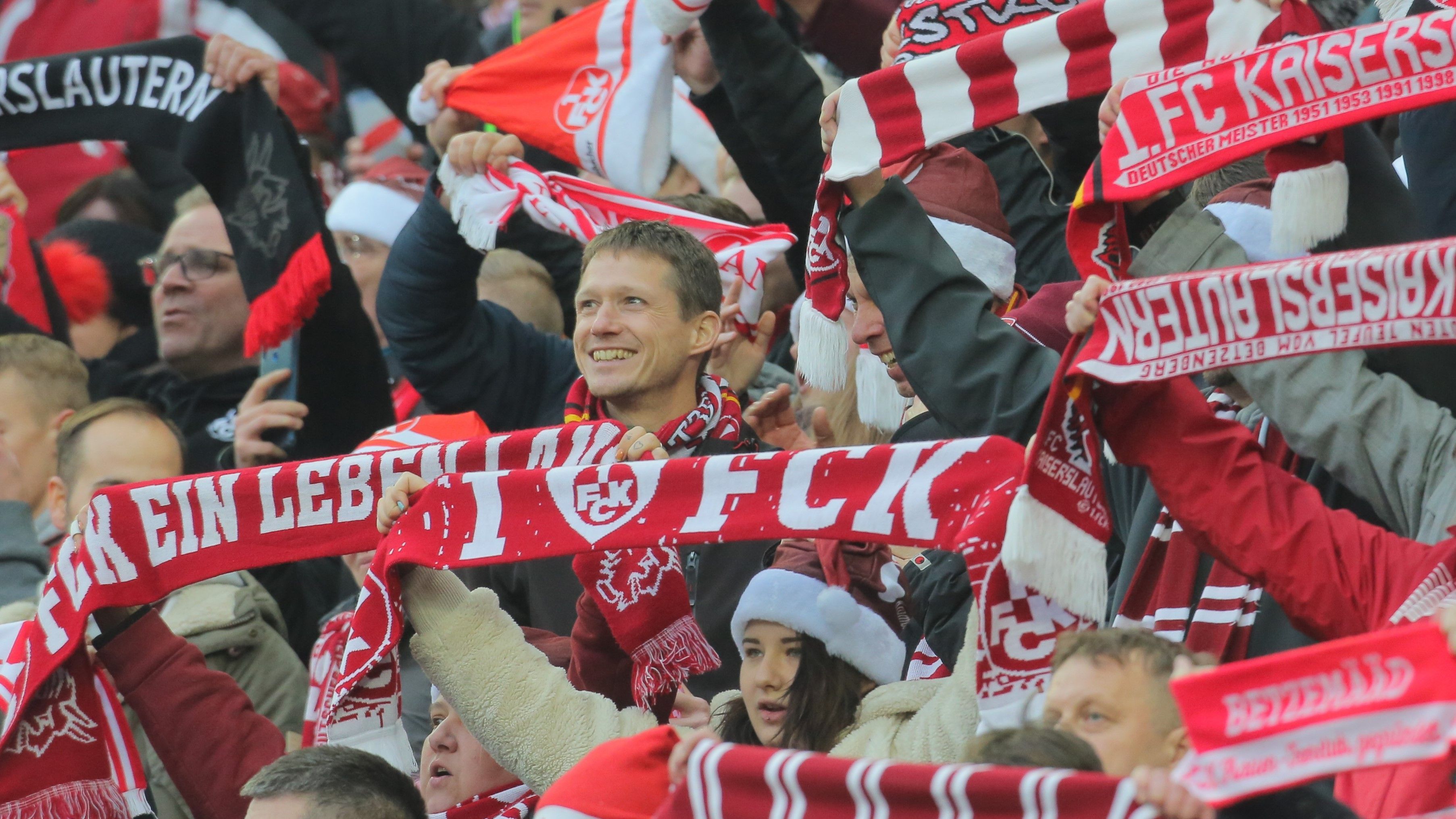 
                <strong>Platz 11 in der ewigen Tabelle: 1. FC Kaiserslautern</strong><br>
                Der Betzenberg galt einst als schwer einnehmbare Festung, doch mittlerweile können die Gegner dort fast nach Belieben ein- und ausgehen. Seit 2012 ist Kaiserslautern nicht mehr in der ersten Liga vertreten und macht mehr mit finanziellen Problemen Schlagzeilen als mit sportlichen Höhenflügen. Der Absturz scheint auch noch nicht am Ende zu sein: In dieser Saison droht der Abstieg in die vierte Liga. Die Diskrepanz zur ewigen Tabelle ist enorm, in der die Nachbarn Hertha BSC und Bayer Leverkusen heißen. 
              