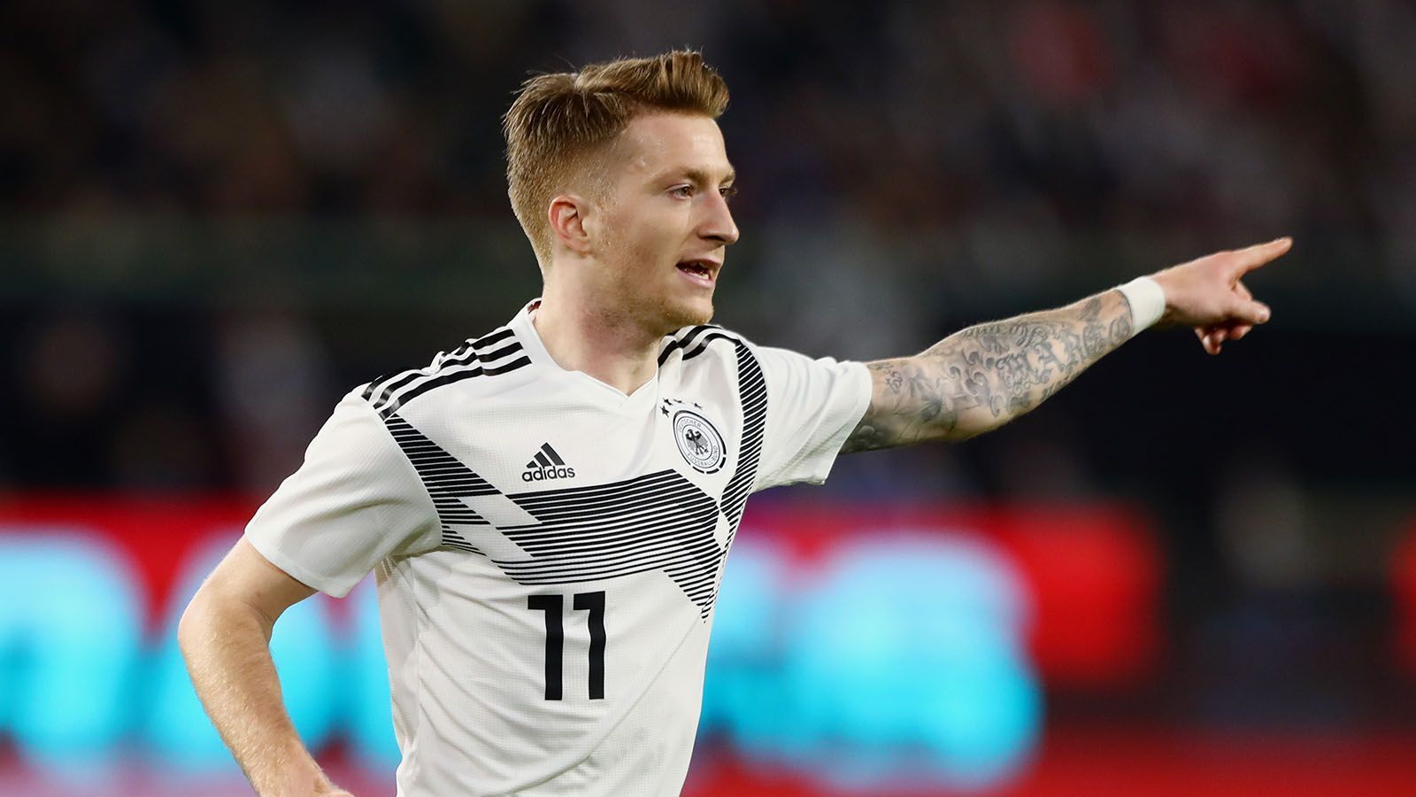 
                <strong>Marco Reus </strong><br>
                Reus wurde zur Halbzeit eingewechselt und hatte in der 59. Minute eine Top-Chance, als er sich durch den gegnerischen Strafraum dribbelte, dann allerdings am Torwart scheiterte. Insgesamt war er ein belebendes Element für das Offensivspiel, leitete mit seinen Pässen mehrere Chancen ein und war auch Vorlagengeber zum 1:1. Seine beiden Chancen auf den Siegtreffer vergab er aber. ran-Note: 2
              