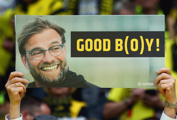 
                <strong>Kloppos Abschied aus Dortmund</strong><br>
                Viele Anhänger haben aber auch ihre "eigene" Choreo gebastelt und halten ein Plakat hoch.
              