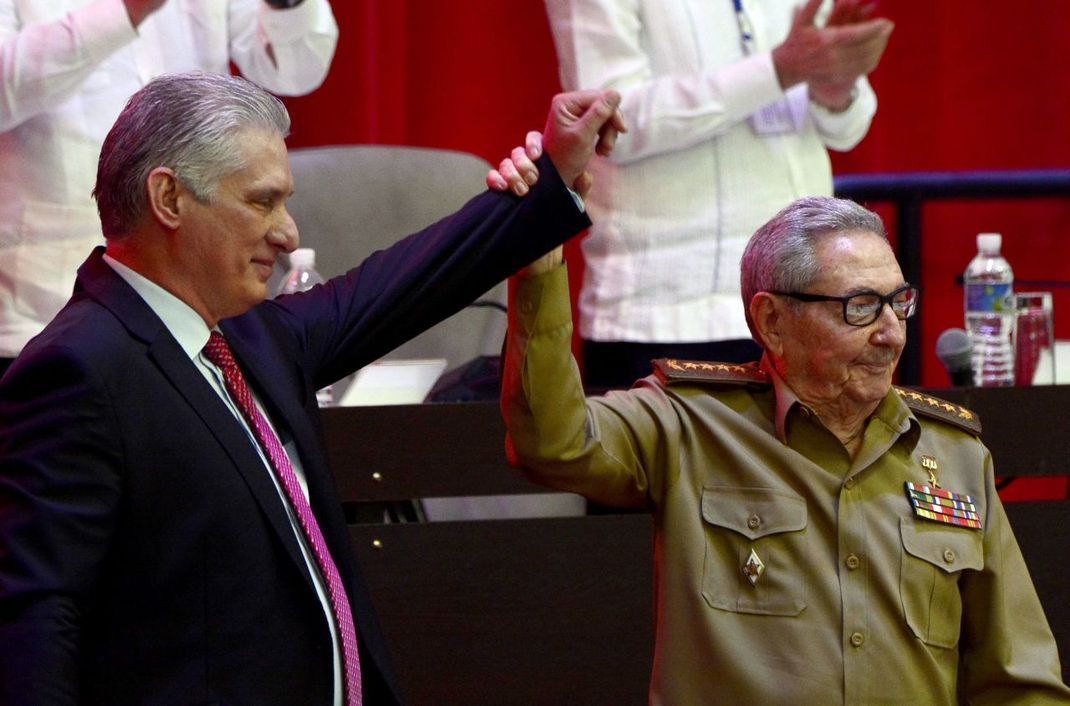 Am 19. April 2021 wurde Miguel Diaz-Canel (l.) auf dem Parteikongress der Kommunistischen Partei zum Vorsitzenden gewählt. Sein Vorgänger und politischer Ziehvater Raul Castro (r.) erklärt ihn zum Sieger.