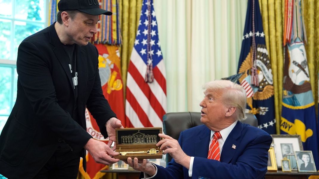 Im erbitterten Streit mit dem US-Präsidenten Trump (rechts) rudert Tesla-Boss Musk überraschend zurück. (Archivbild)