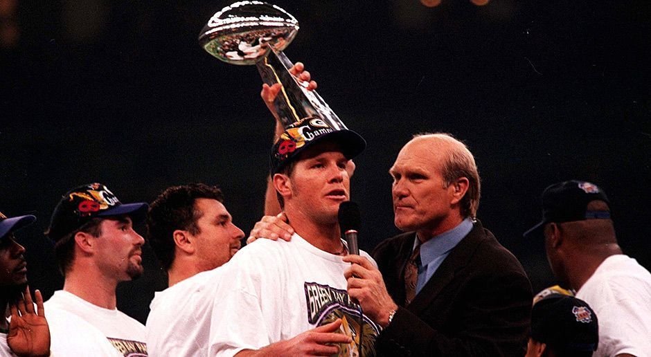 
                <strong>Brett Favre: Super Bowl</strong><br>
                Favre krönte seiner Karriere 1997, als er mit den Green Bay Packers den Super Bowl XXXI gegen den die New England Patriots gewann. Trotz seiner beeindruckenden Karriere sollte es allerdings sein einziger Super-Bowl-Gewinn bleiben. Favre war auf dem Höhepunkt seiner Popularität, er bekam sogar eine Gastrolle in Hollywood. In "Verrückt nach Mary" mit Cameron Diaz spielt er sich selbst.
              