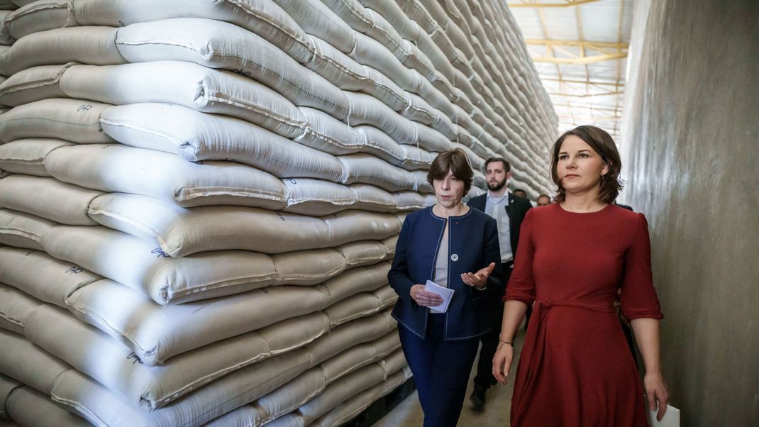 Baerbock besucht zusammen mit der französischen Außenministerin Catherine Colonna ein Getreidelager in Äthiopien. Dort warf sie Wladimir Putin vor, eine Mitschuld am Welthunger zu tragen.